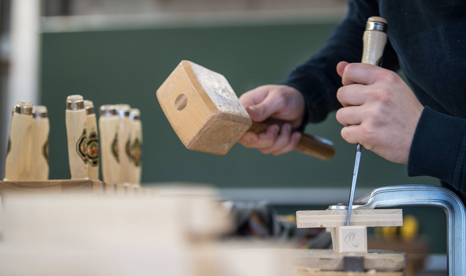 Die Zahl der Ausbildungsverträge im Handwerk steigt. (Symbolbild)