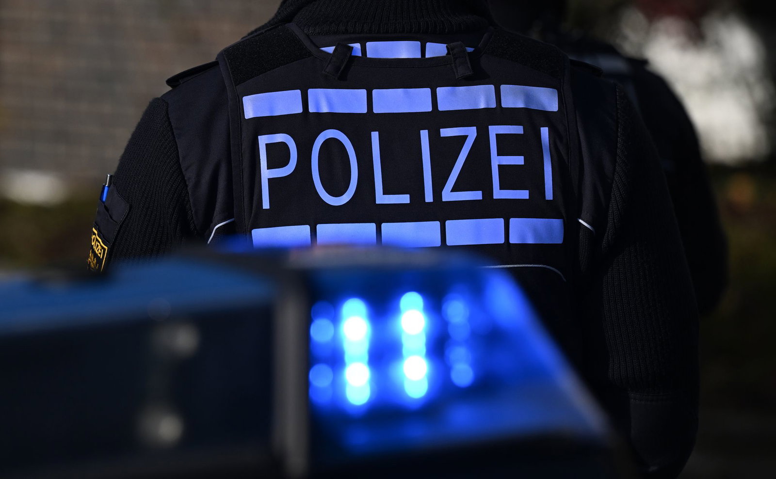Bei einem Unfall in Eggenstein-Leopoldshafen ist ein Auto gegen eine Mauer geprallt und ausgebrannt. (Symbolbild)
