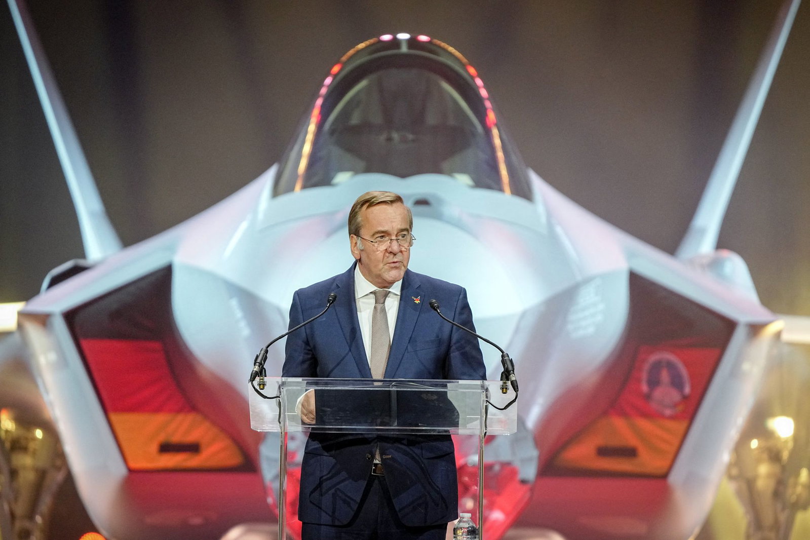 Verteidigungsminister Boris Pistorius vor der F-35