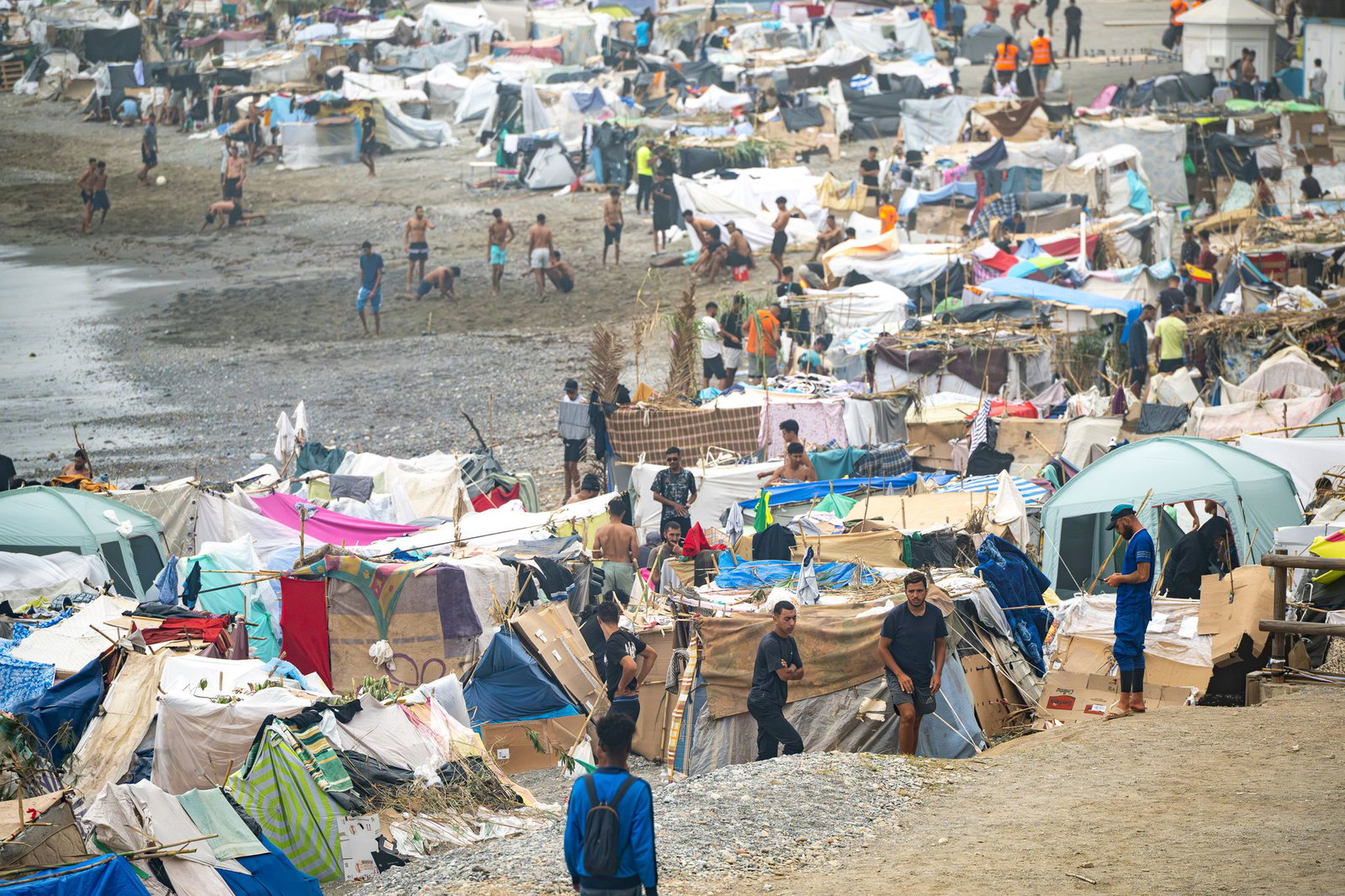 Ein Großteil der noch etwa 5.000 Migranten in Ceuta kampiert seit Wochen an Stränden und an Straßenrändern der von dem Andrang überforderten spanischen Nordafrika-Exklave Ceuta. 