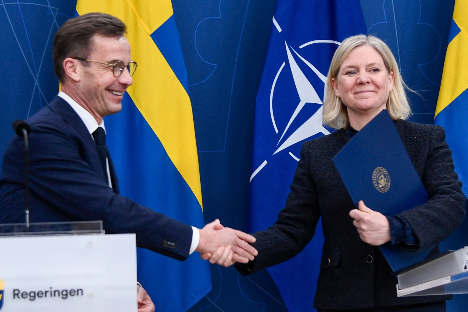 Wer gewinnt das Rennen um die Macht in Schweden - Regierungschef Ulf Kristersson (links) oder Herausforderin Magdalena Andersson (rechts)? (Archivbild)
