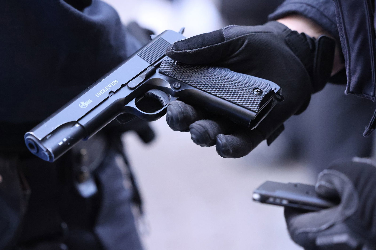 In Friedrichshafen ist eine Frau mit einer Softair-Waffe beschossen worden. (Symbolbild)