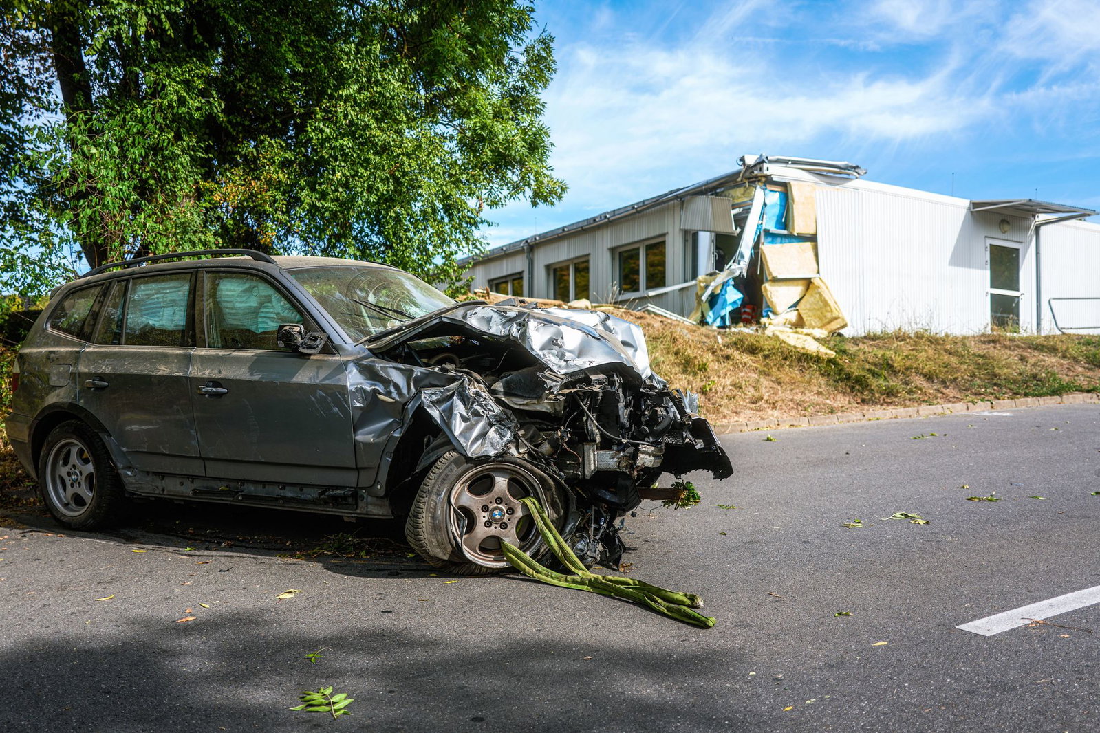 An einer Rottenburger Grundschule ist ein Betrunkener gegen einen Unterrichtscontainer gefahren.
