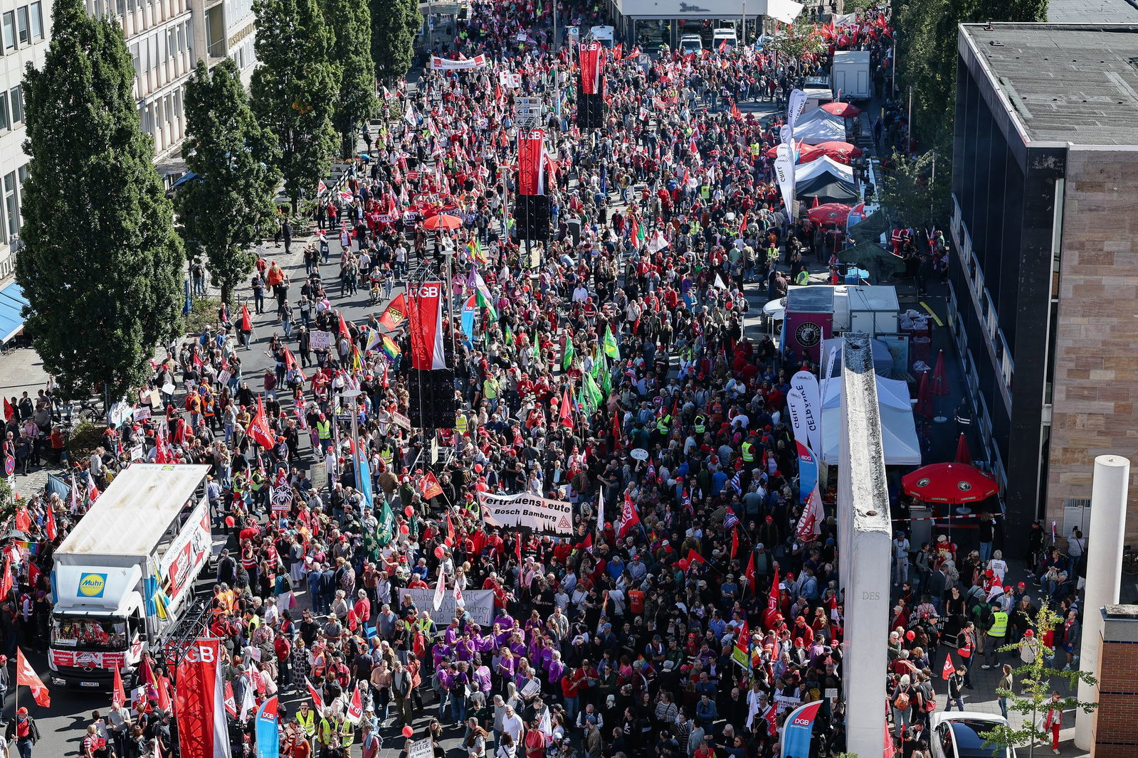 Allein 20.000 Menschen zogen nach Polizeiangaben bei verschiedenen Demonstrationszügen durch Nürnberg.