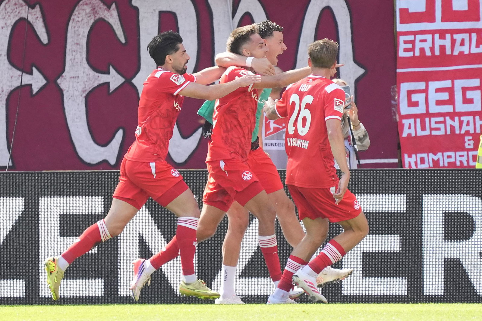 Kaiserslauterns Mario Sauer und seine Mitspieler bejubeln das 1:0.