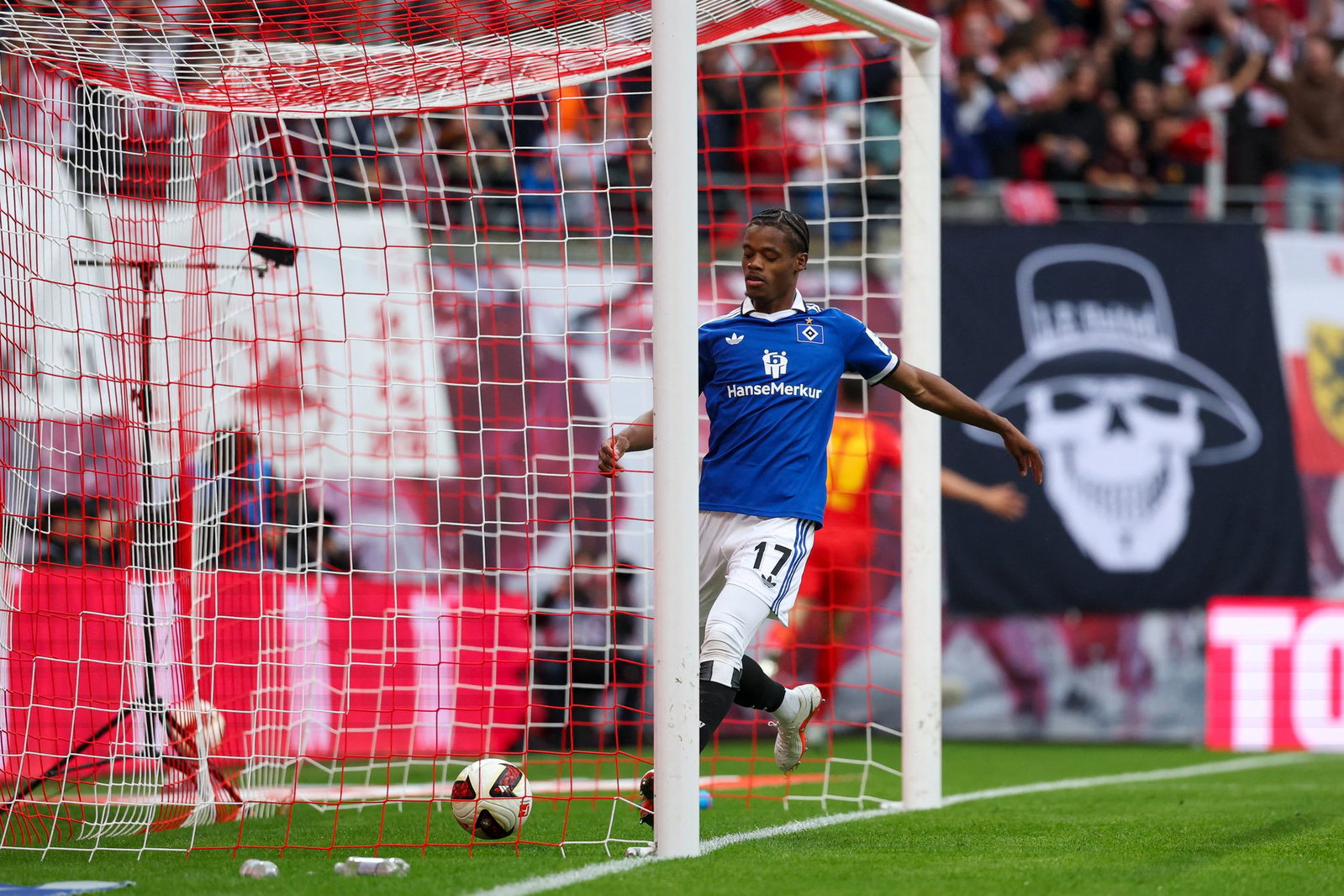 Warmed Omari kommt zu spät, der HSV kassiert das fünfte Gegentor.
