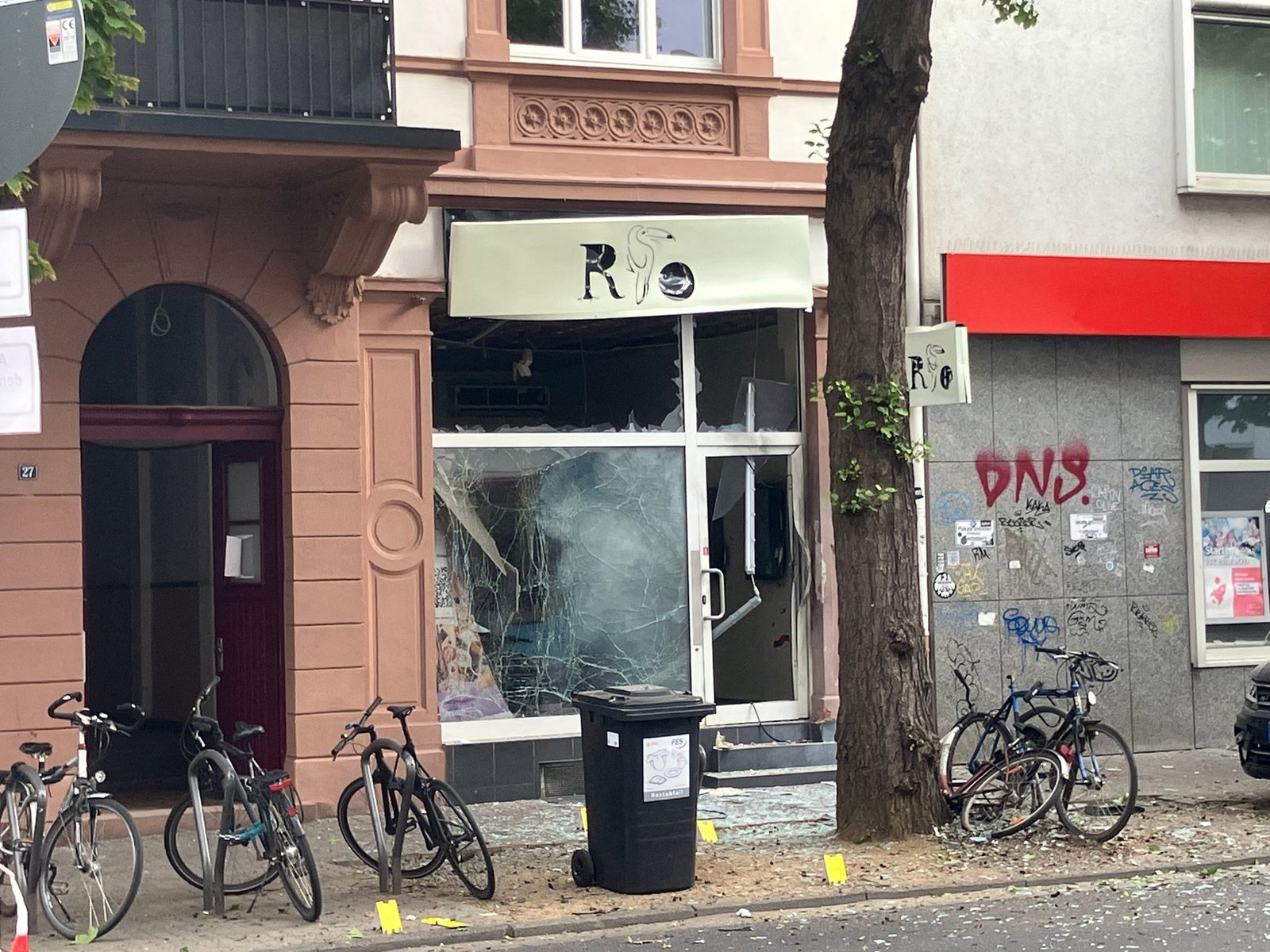 Das Café an der Berger Straße in Frankfurt wurde stark beschädigt - ebenso wie eine gegenüberliegende Suppenbar. 
