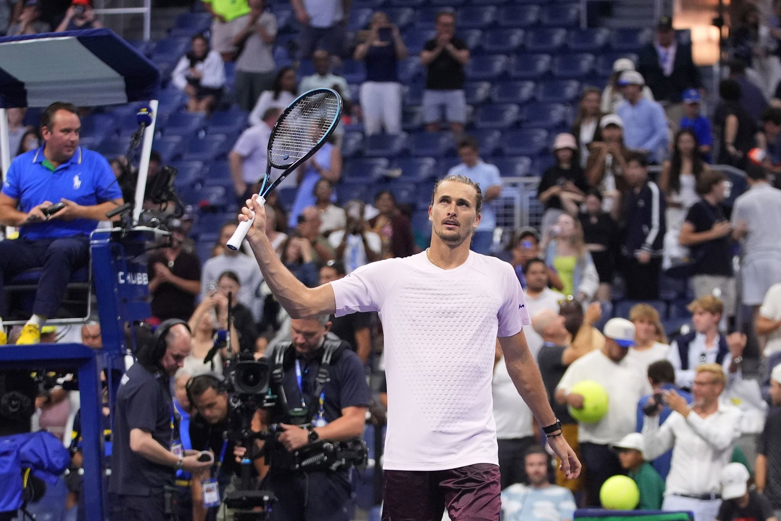 Alexander Zverev bedankt sich bei den Fans. 