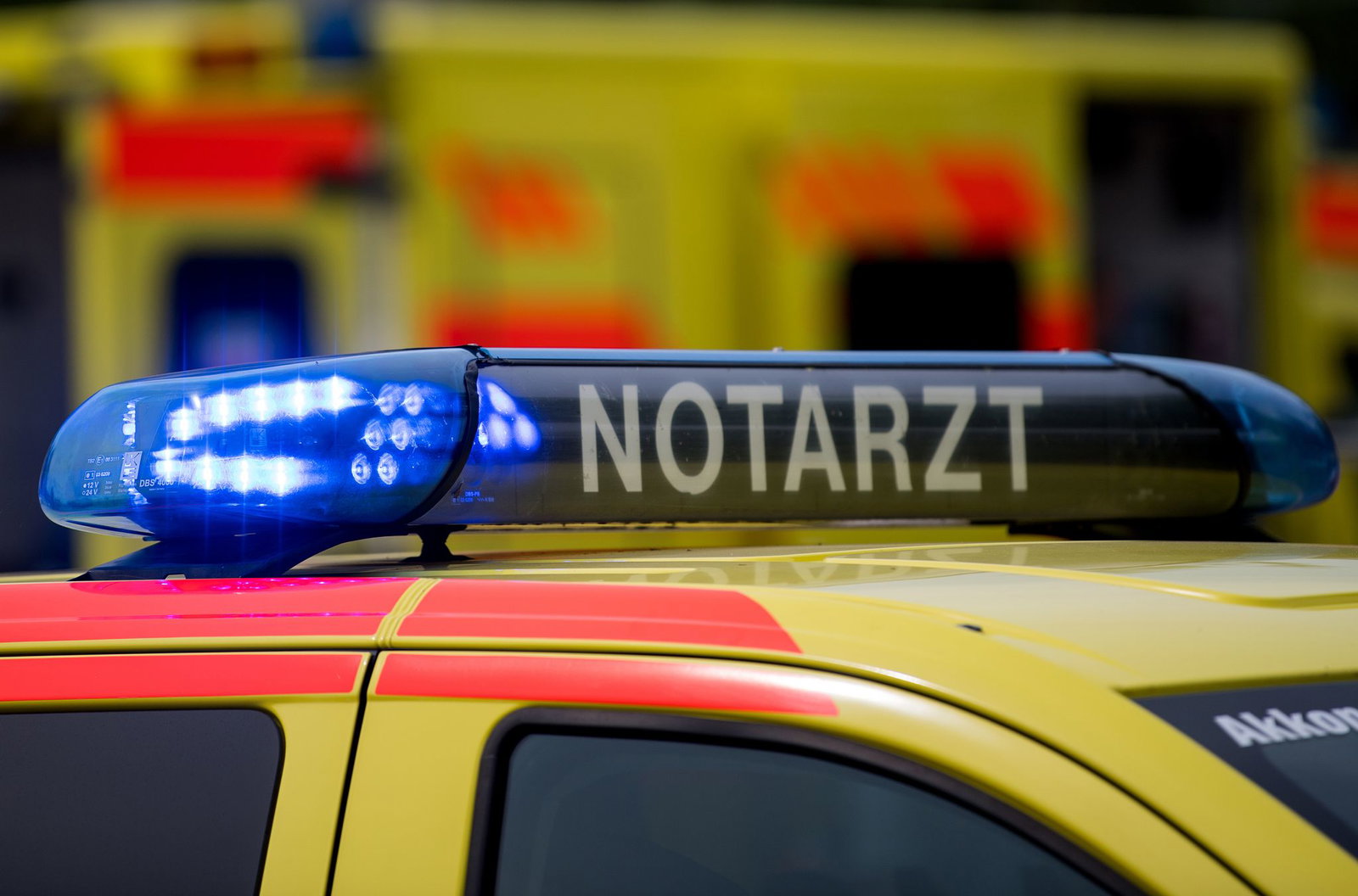 Mit Blaulicht und Sirene ist ein Notarztwagen über eine rote Ampel gefahren. (Symbolbild)