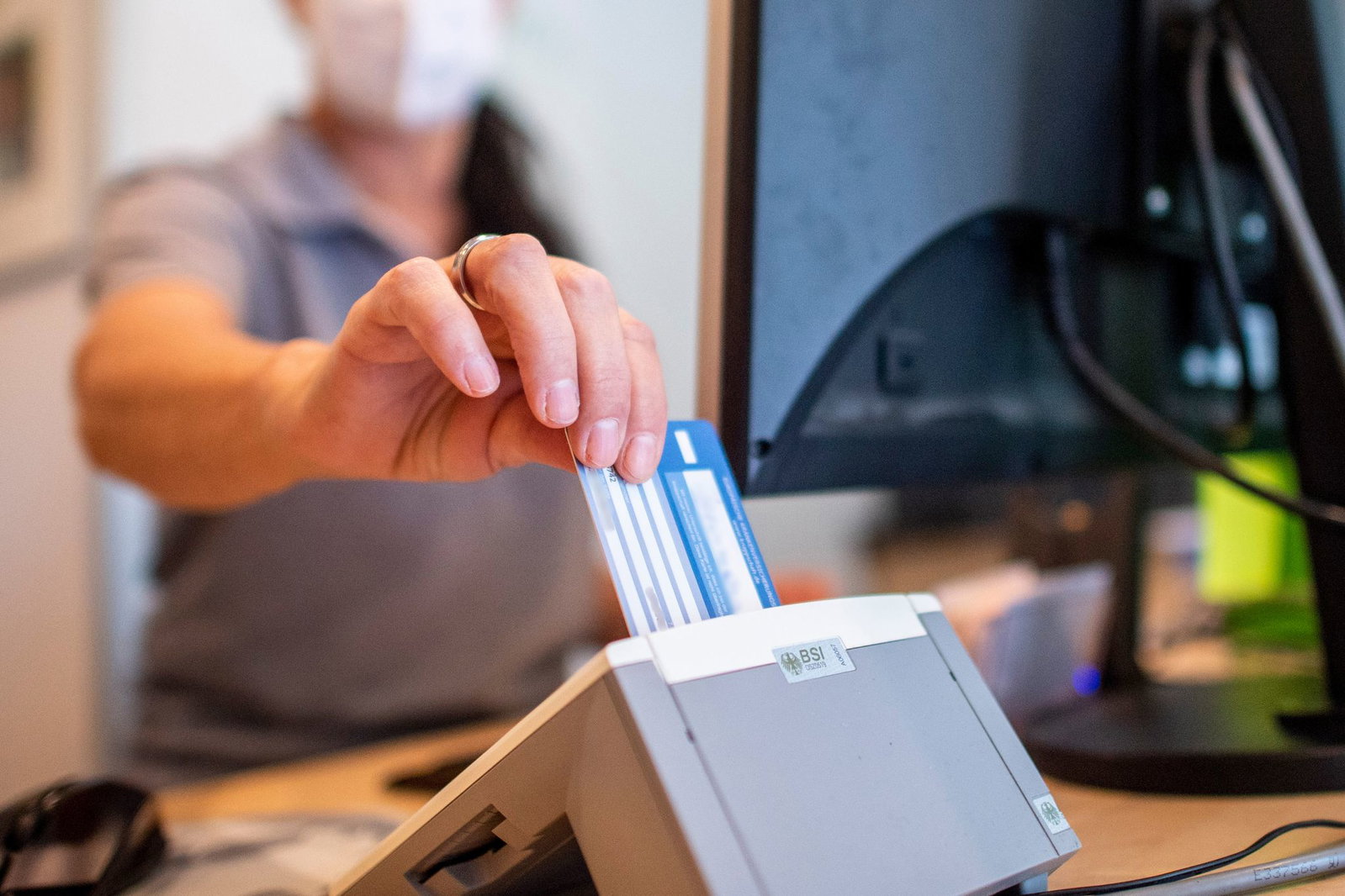 Viele Pflegebedürftige müssen ihre Versichertenkarte einmal im Quartal in Arztpraxen einlesen lassen. (Symbolbild)