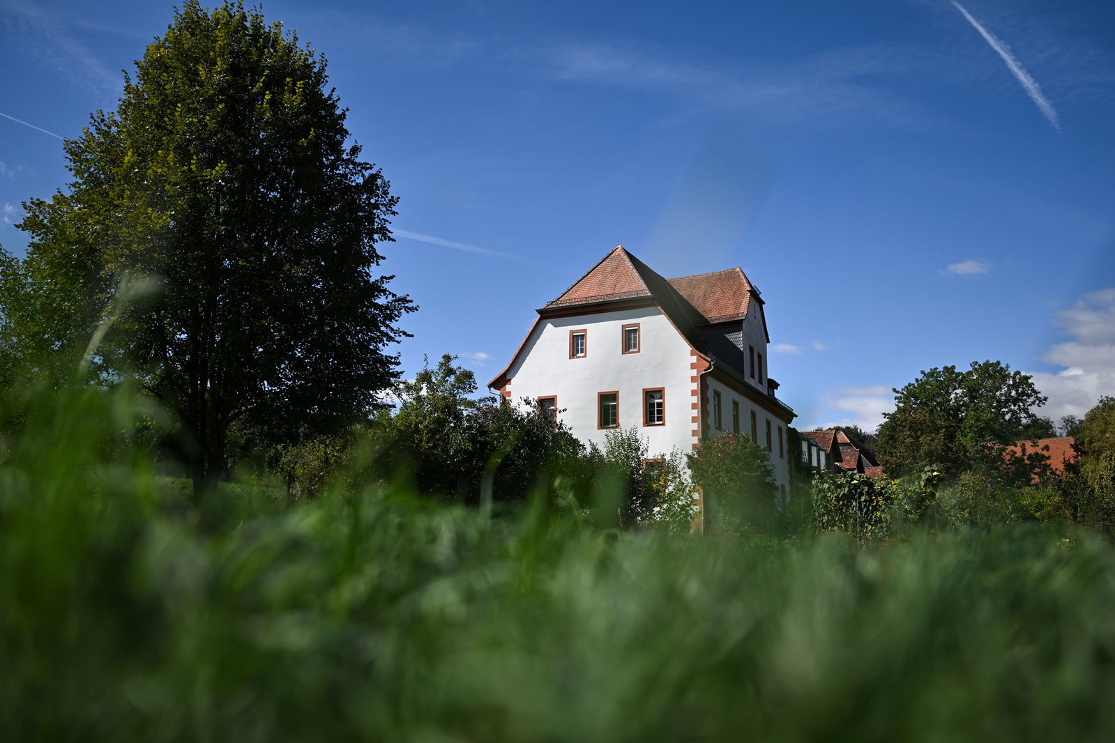 Das Kloster Engelthal nahe Altenstadt im Wetteraukreis liegt eingebettet in die Natur.  