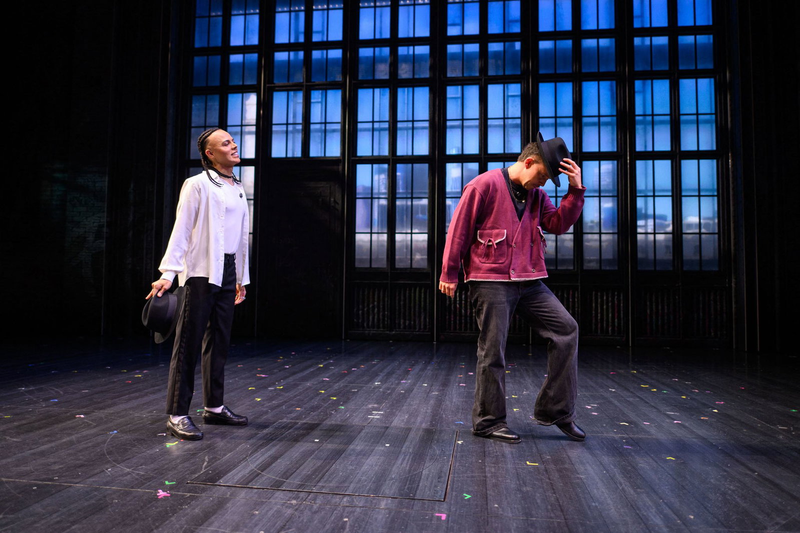 Der Musiker Nico Santos (r) nimmt an einem Moonwalk-Workshop im Stage Theater an der Elbe teil.