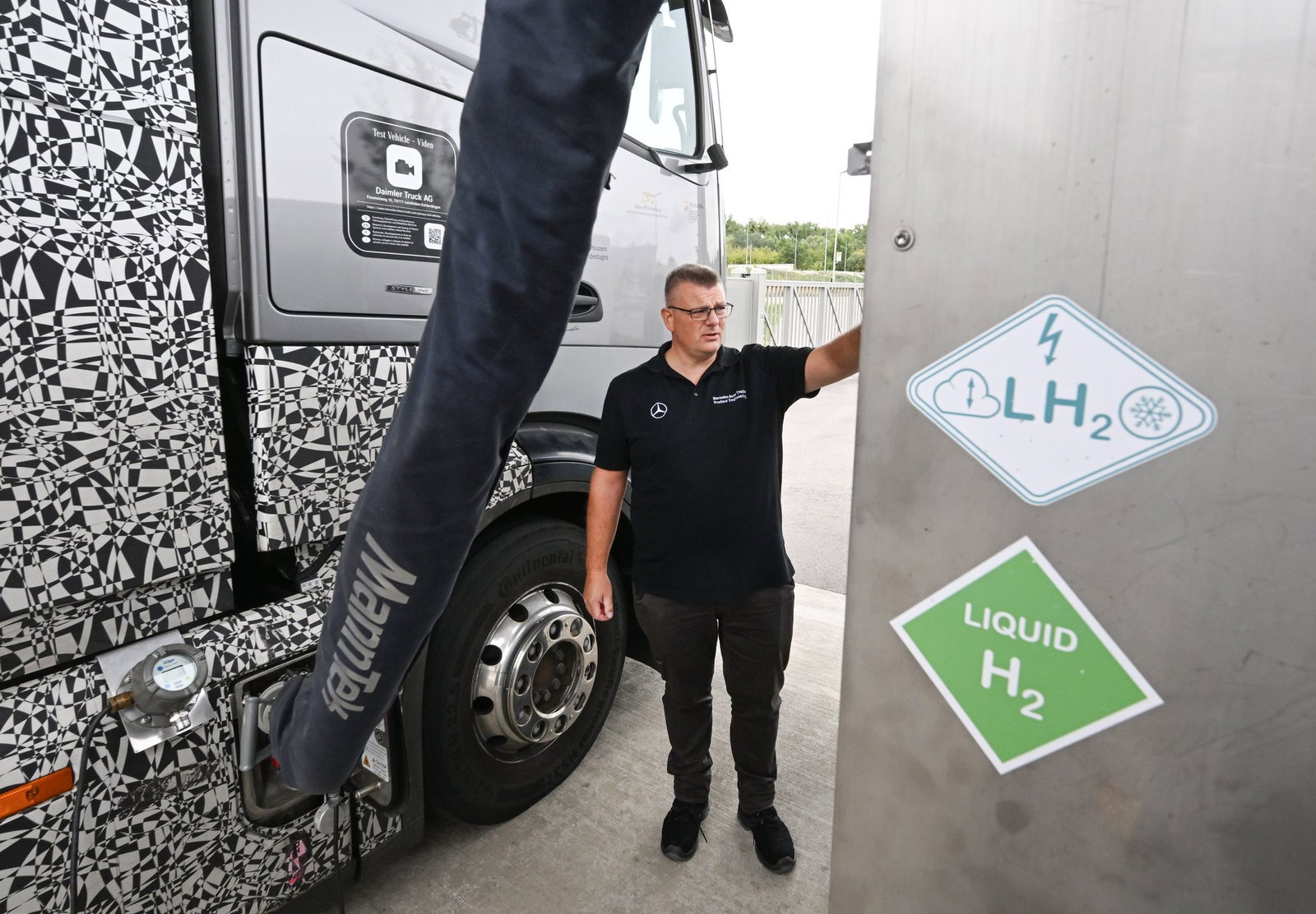 Daimler Truck verfolgt eine Doppelstrategie und setzt neben batterieelektrischen Lkw auch auf wasserstoffbetriebene Fahrzeuge. (Archivbild) 