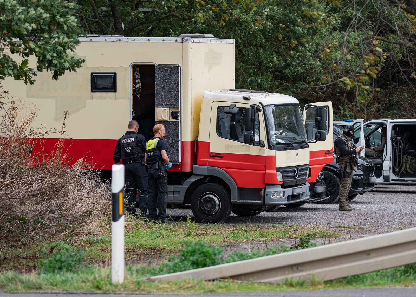 Dieser zu einem Wohnwagen umgebaute Lastwagen soll vom Tatverdächtigen sein. Die Polizei fand ihn dort nicht.