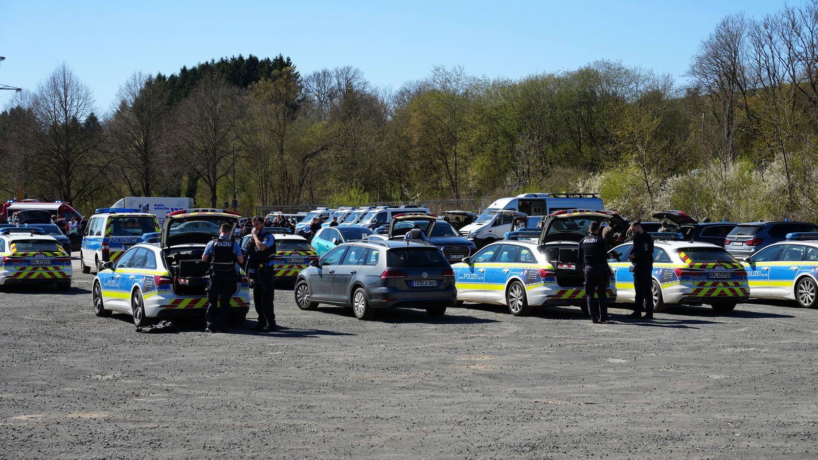 Die Polizei hatte dem mutmaßlichen Schützen nach der Fahndung in einem Waldstück festgenommen (Archivbild)
