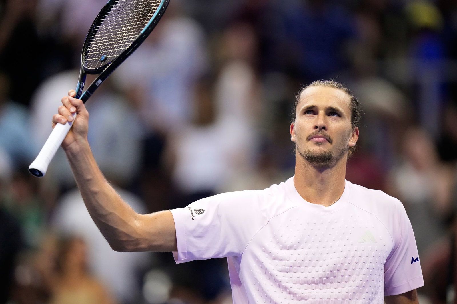 Alexander Zverev winkt nach seinem Sieg ins Publikum.