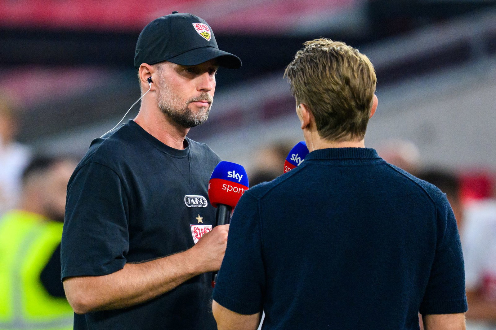 VfB-Trainer Sebastian Hoeneß hat in Fabian Bredlow einen zuverlässigen Ersatztorwart.