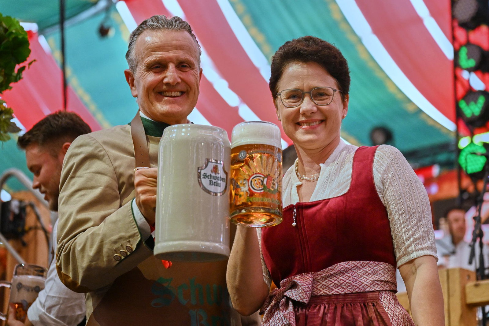 Den ersten Maßkrug überreichte Stuttgarts OB Nopper der Agrarministerin Gentges.