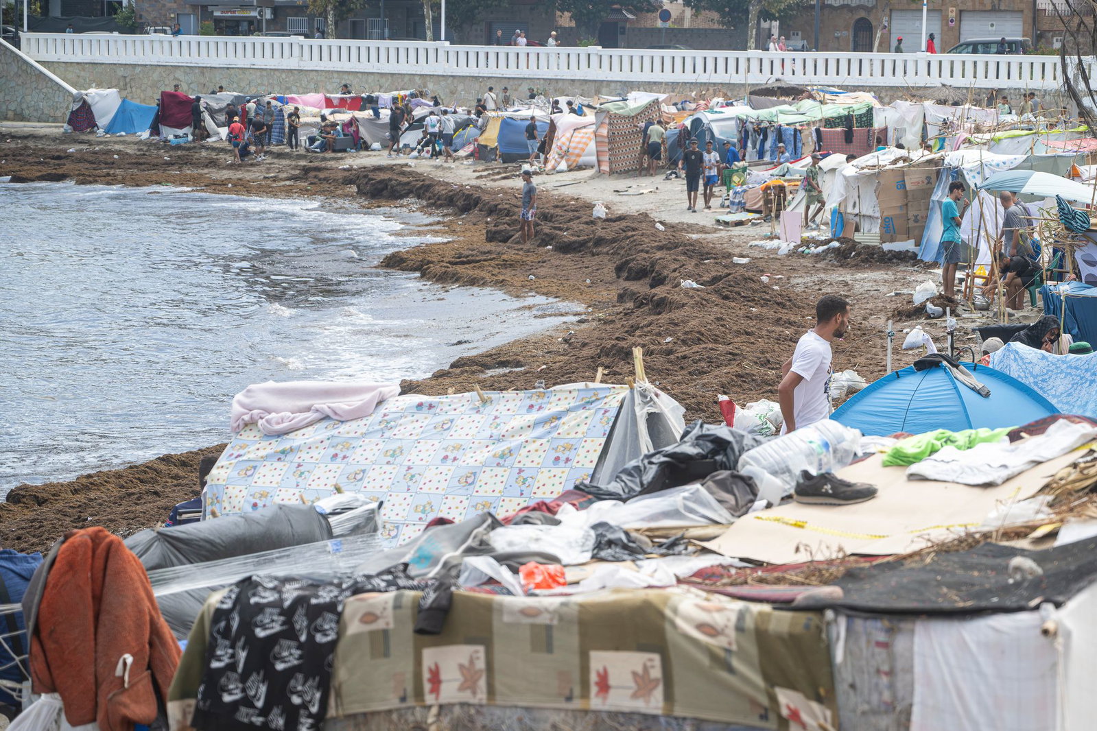Nach der massenhaften Ankunft hatten Tausende rund eineinhalb Monate unter schwierigen Bedingungen auf der Straße oder am Strand verbracht.
