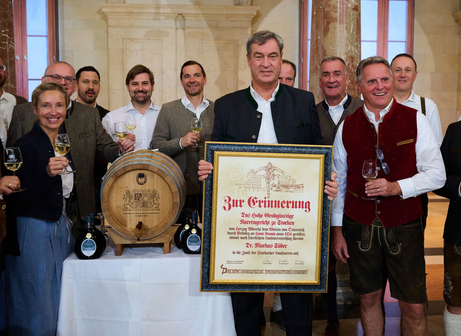 Markus Söder löst seine Schulden beim Stockacher Narrengericht ein.