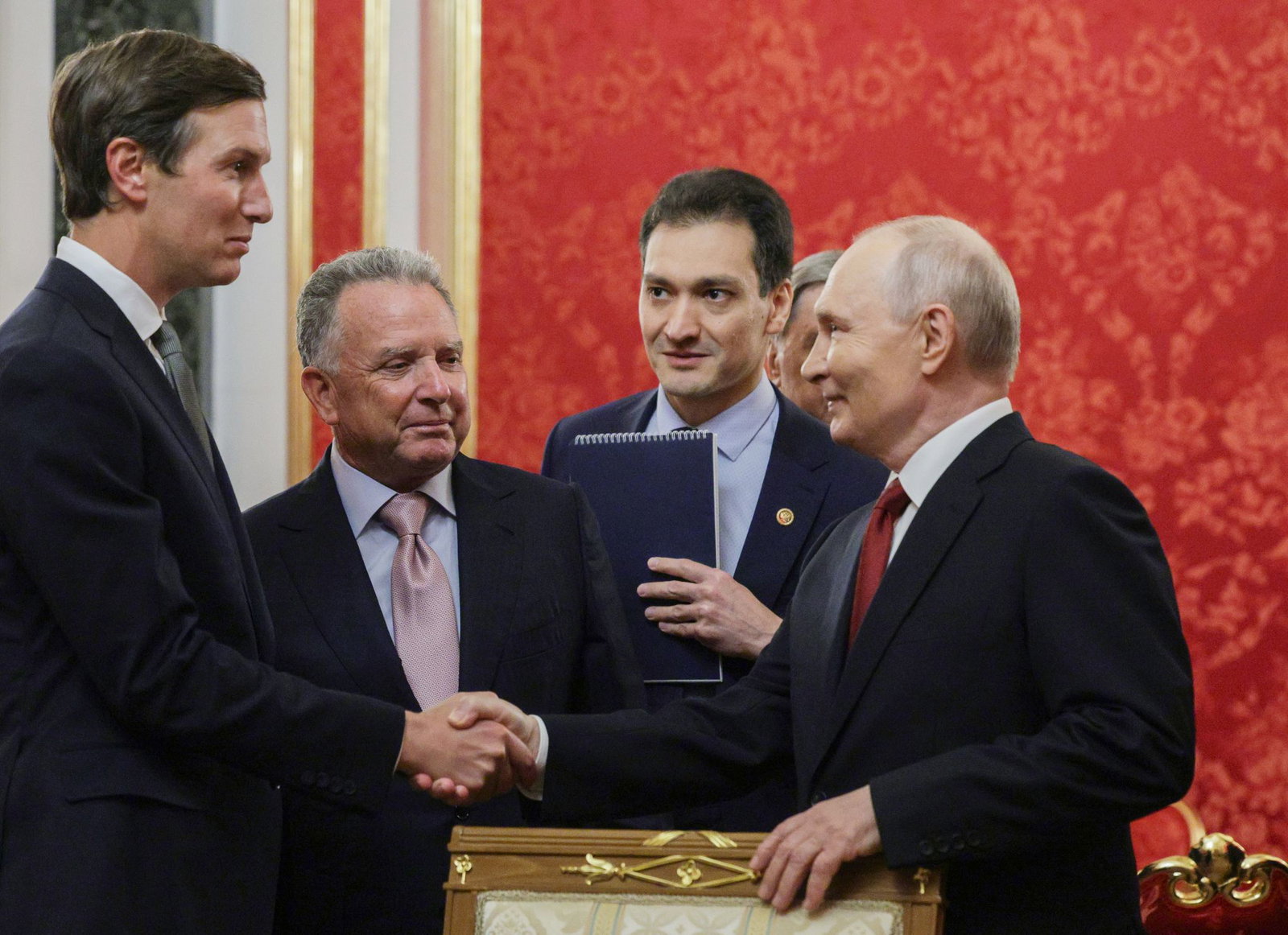 Putin spricht erneut mit Trumps Gesandten Kushner und Witkoff (von links) über eine mögliche Beendigung seines Angriffskriegs gegen die Ukraine. 