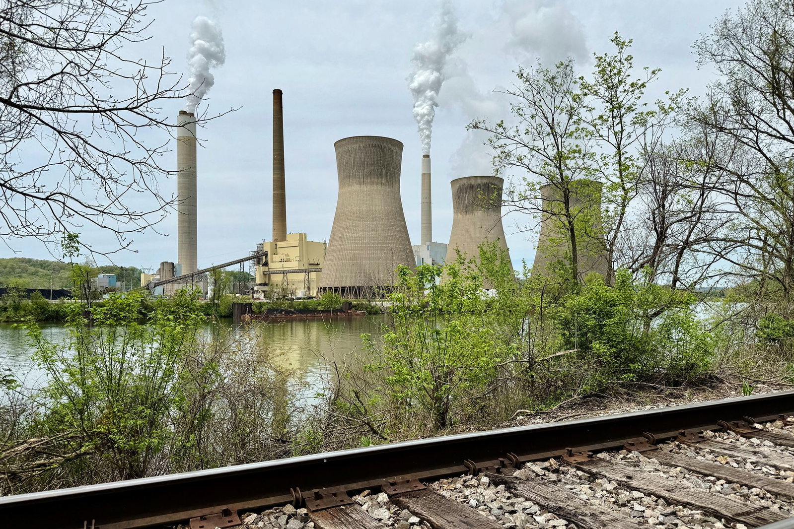 Die USA heben Vorschriften zum Ausstoß klimaschädlicher Treibhausgasemissionen auf. (Archivbild)
