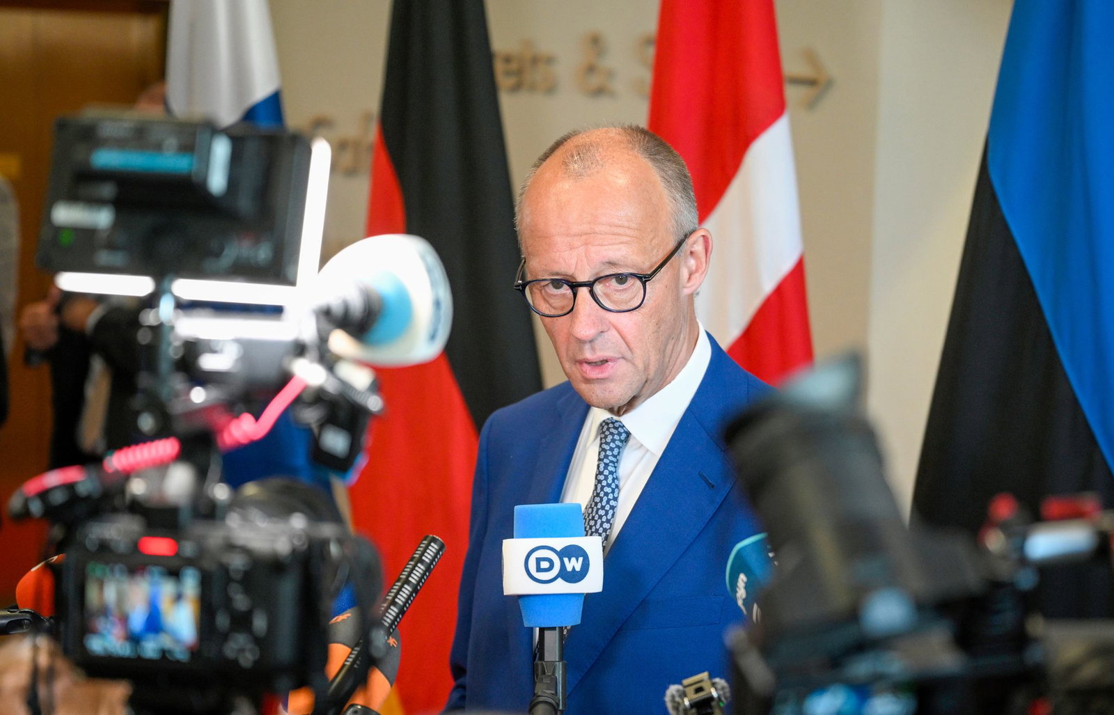 Vor den Fragen der Journalisten wendet sich der Kanzler ab.