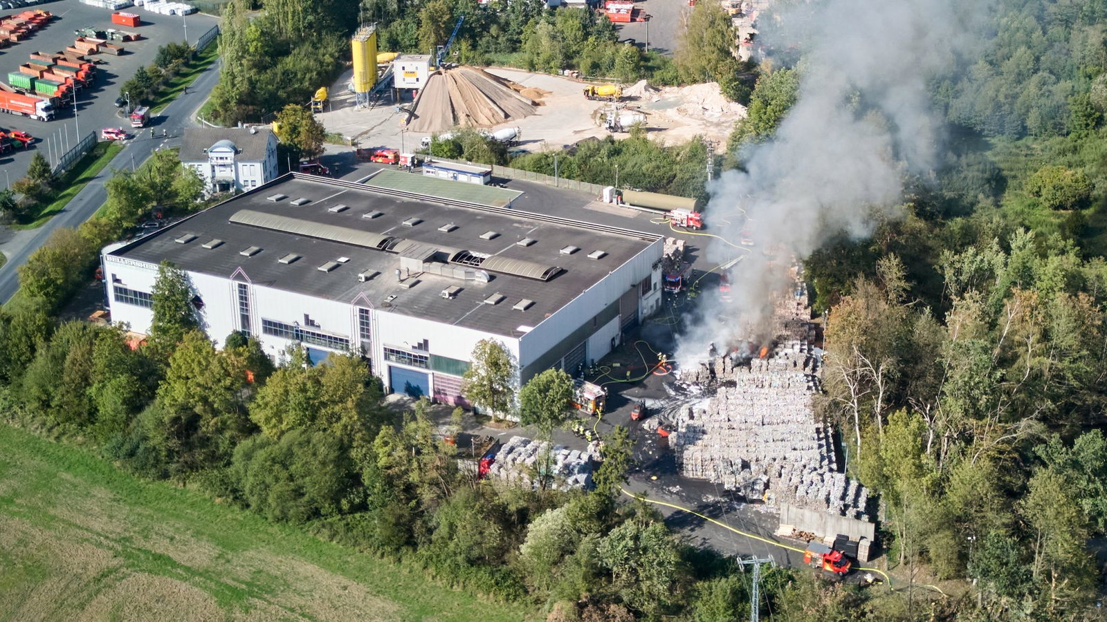 Bei der Anfallwirschaft Boden ist Müll in Brand geraten.