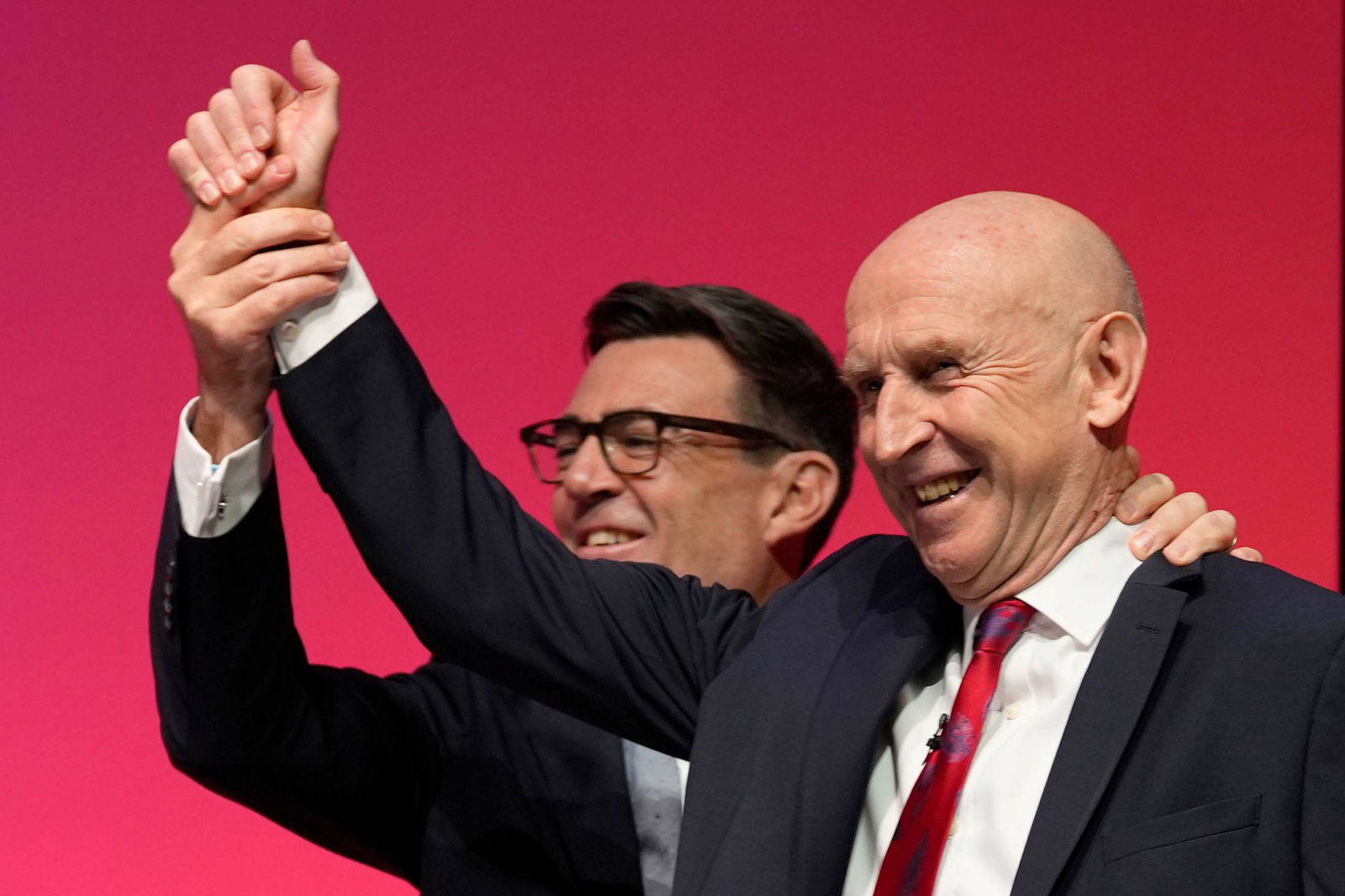 Zeigen sich guter Dinge: Premierminister Andy Burnham (l) und Finanzminister John Healey. (Archivbild)