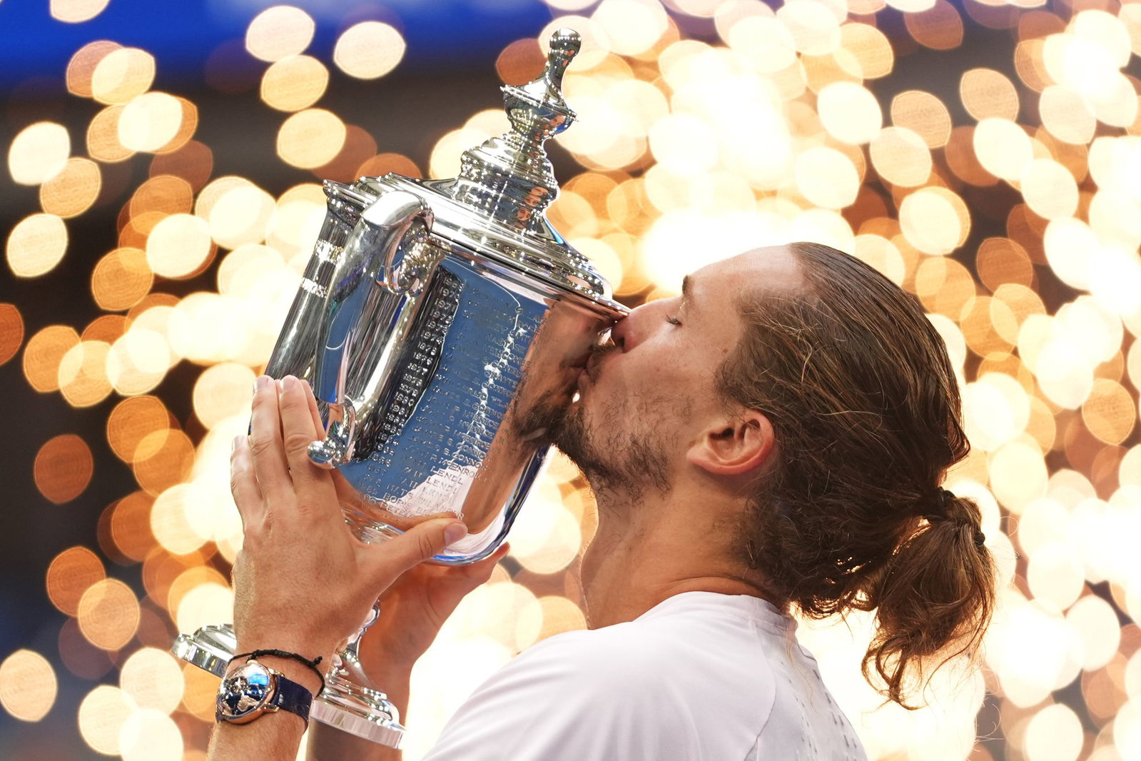 Innig küsst Alexander Zverev die US-Open-Trophäe.