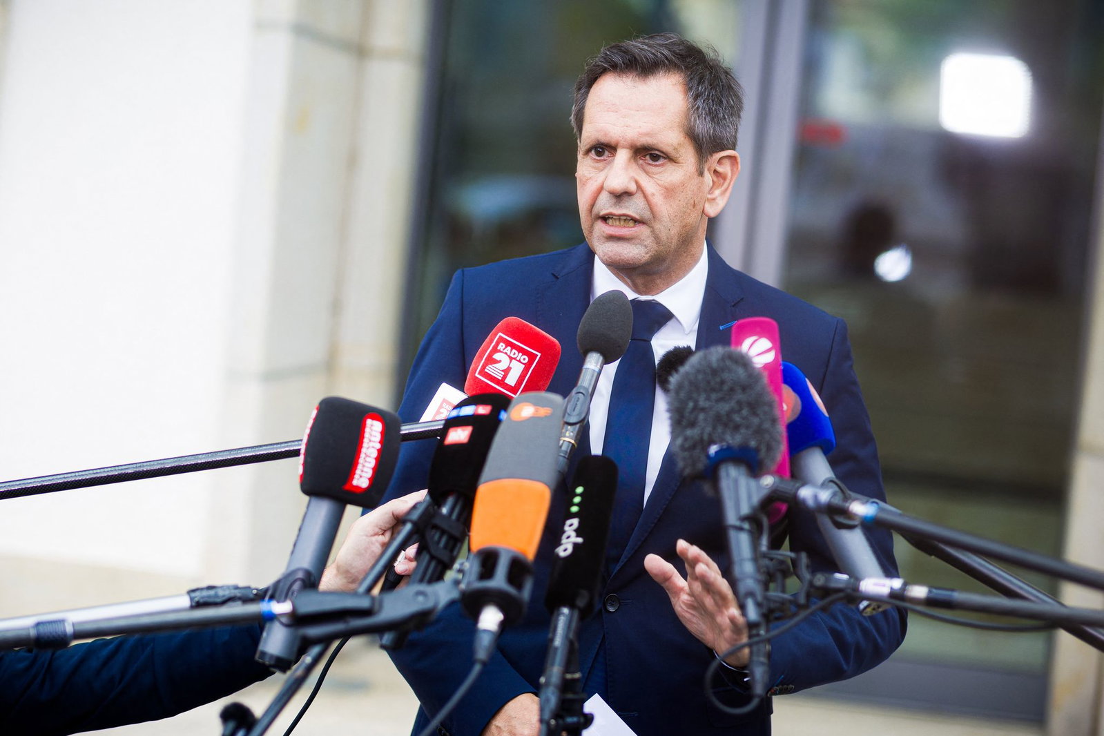 Niedersachsens Ministerpräsident Lies ist froh, dass bislang keine Werkschließungen beschlossen wurden.