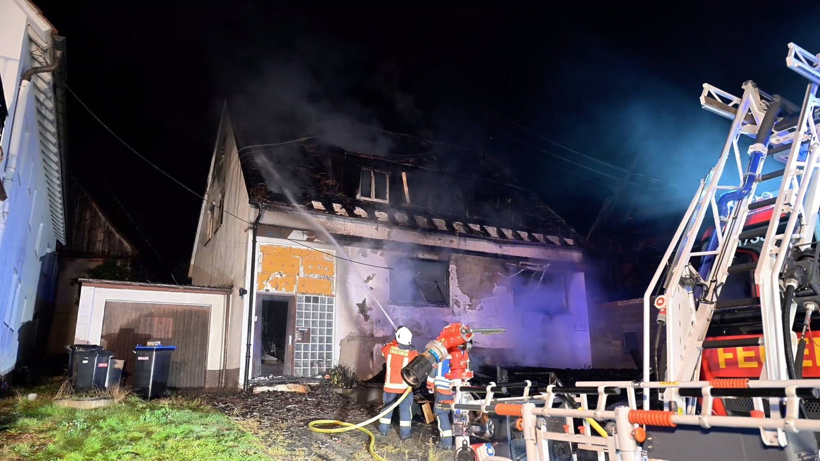 Die Feuerwehr war mit 10 Fahrzeugen und rund 60 Einsatzkräften vor Ort.