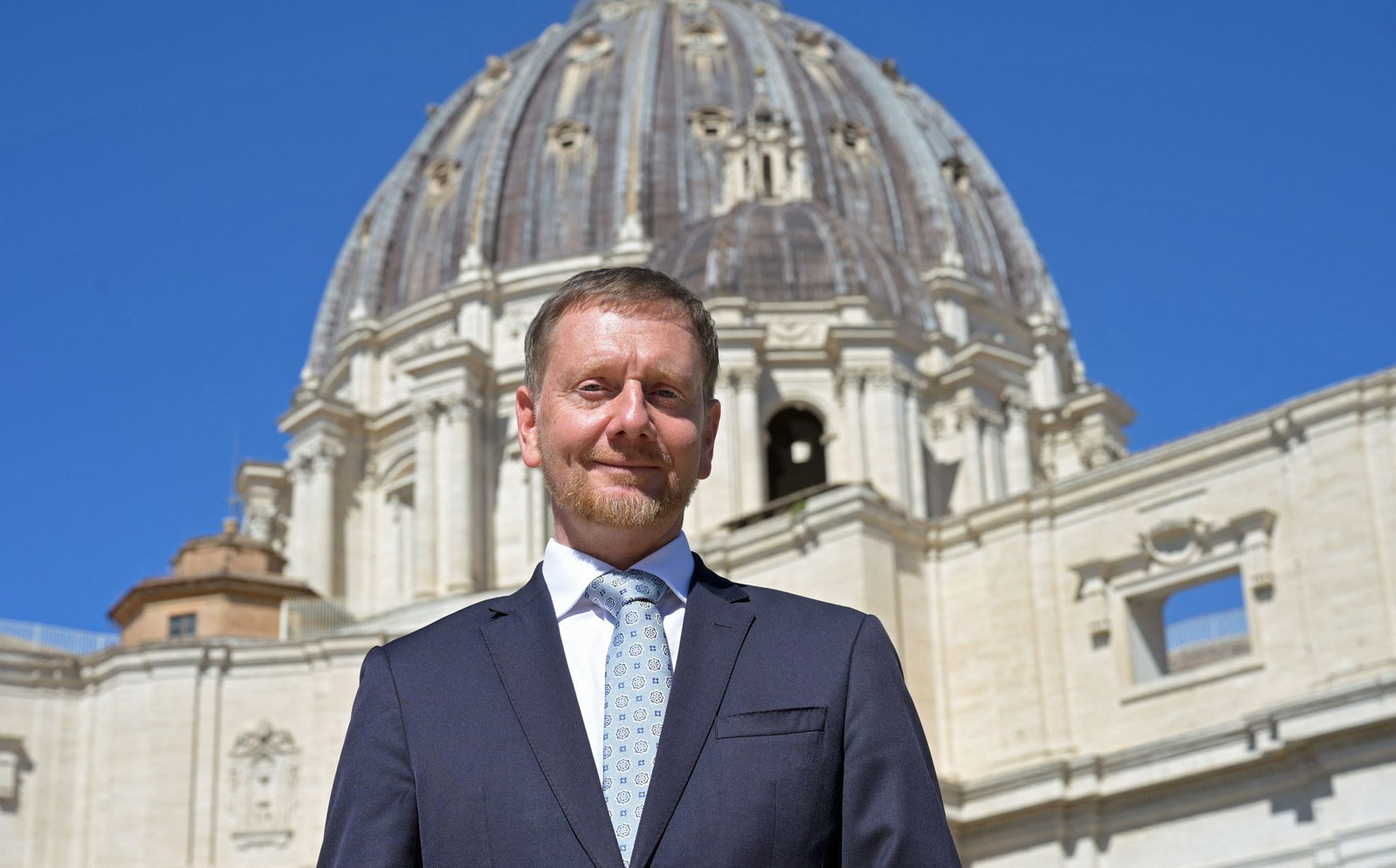 Sachsens Regierungschef Michael Kretschmer bringt dem Papst einen Christstollen mit. 