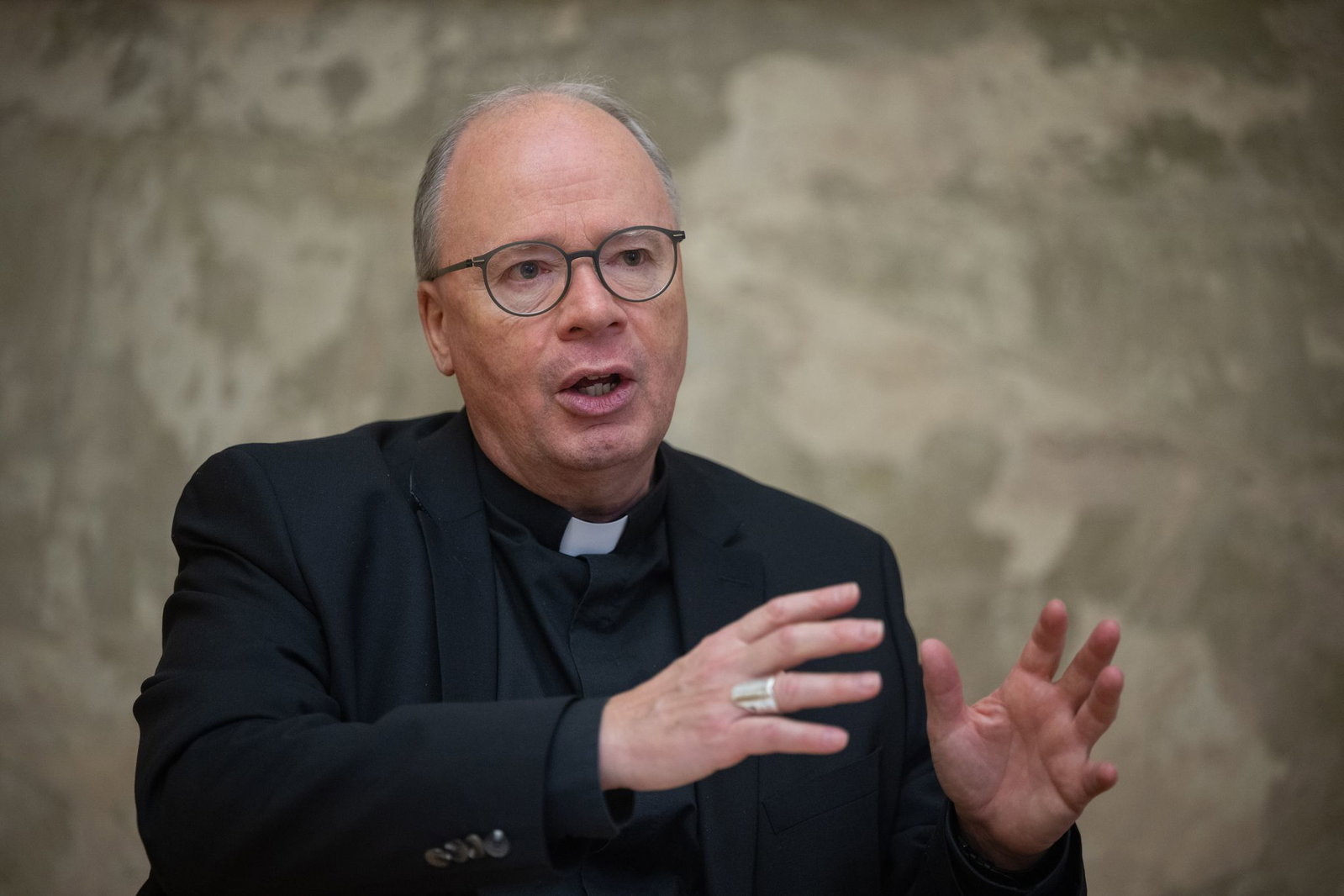 Auch der Trierer Bischof ist beim Papstbesuch in Metz dabei (Archivbild)