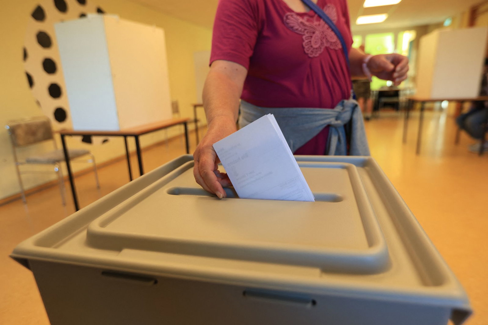 Eine Wählerin wirft in einem Wahllokal in Wernigerode ihren Stimmzettel in eine Wahlurne.