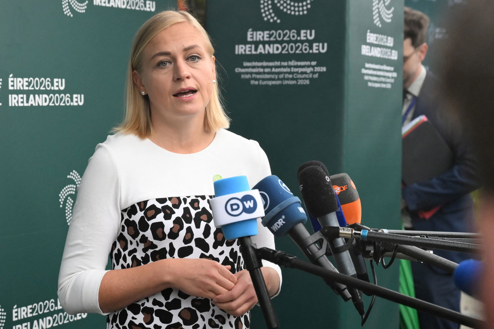 Die finnische Außenministerin Elina Valtonen fordert am Rande des EU-Außenministertreffens in Irland, den Druck auf Moskau zu erhöhen.