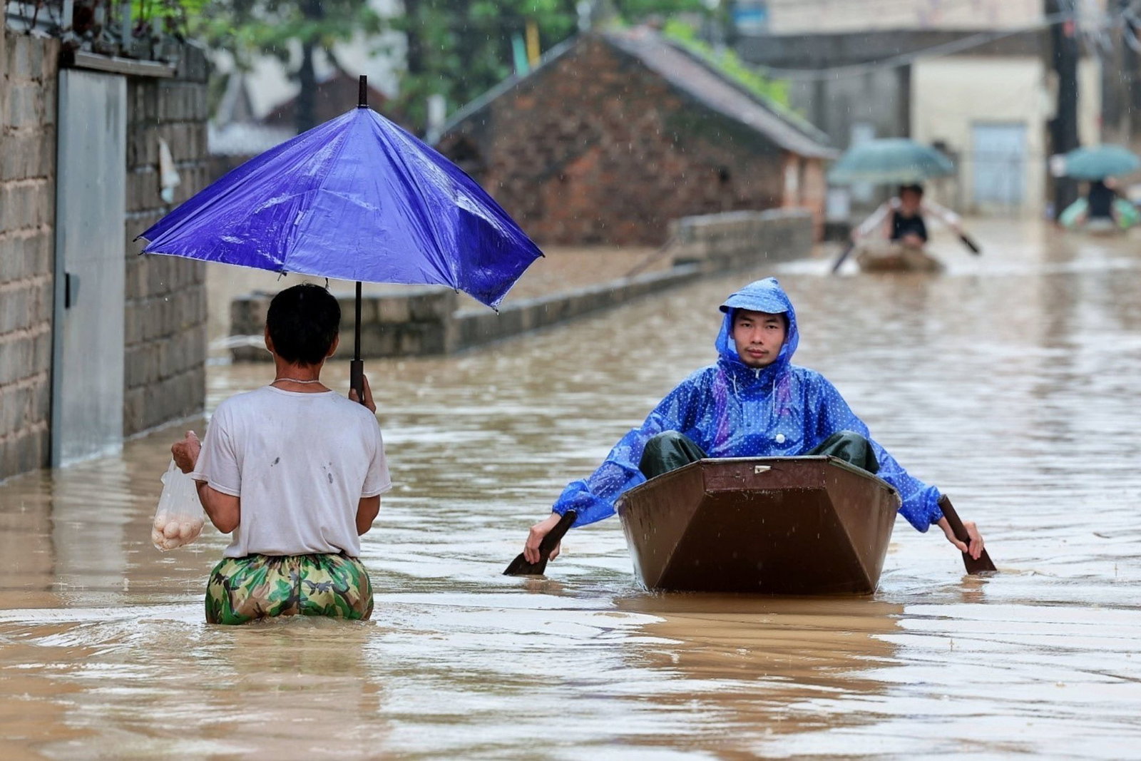 Am Stadtrand von Hanoi stand das Wasser meterhoch in den Straßen.
