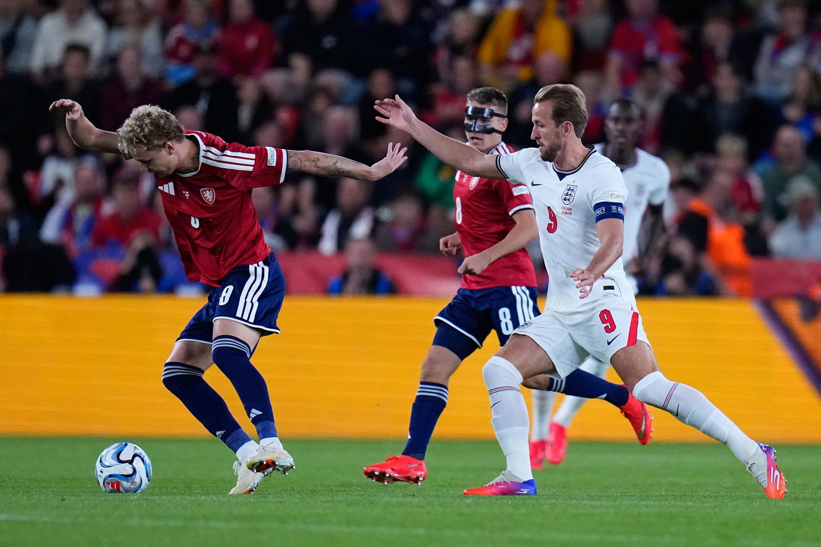 Harry Kane (rechts) traf erneut für England.