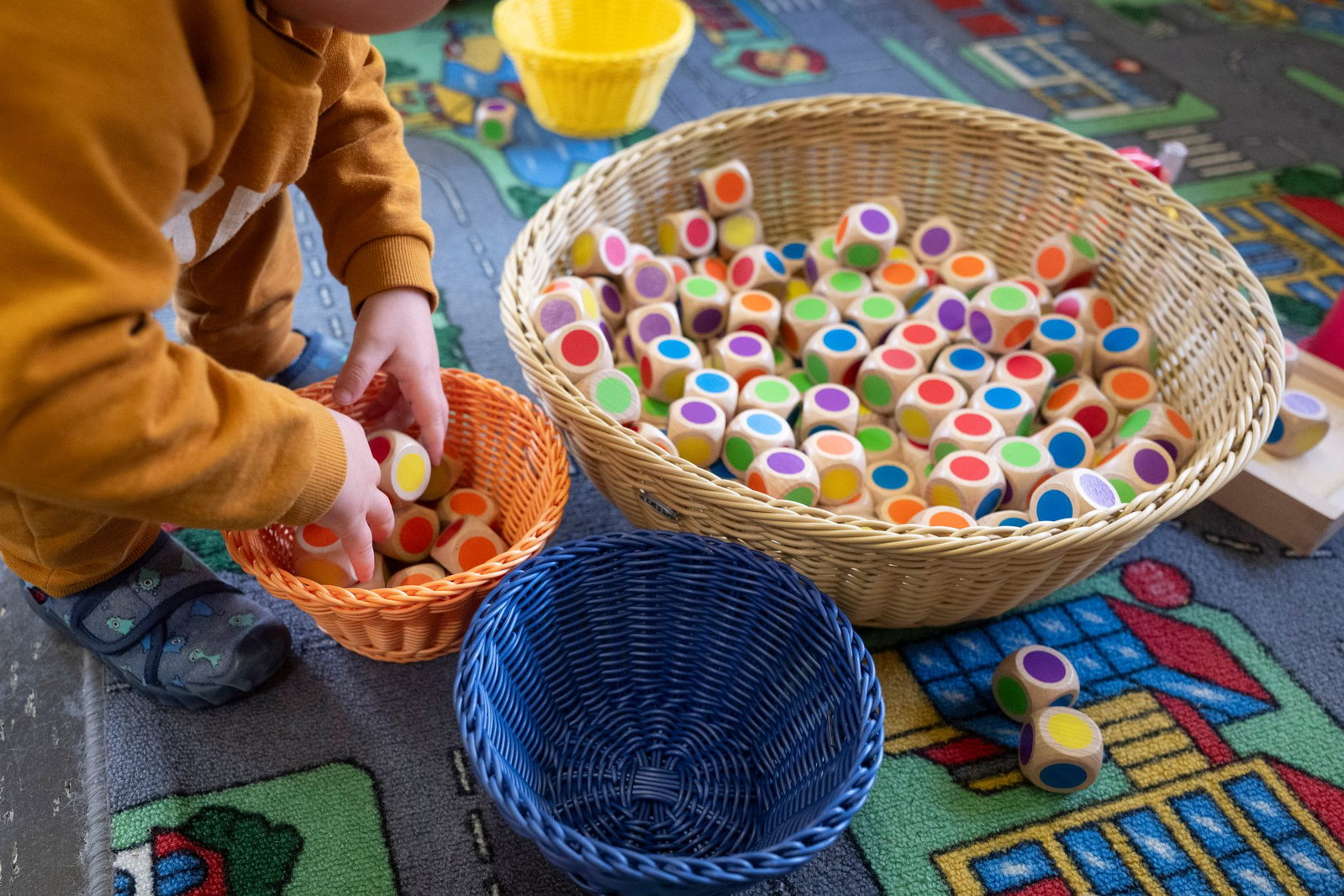 Eltern müssen mittlerweile für die Betreuung ihrer Kinder tief in die Tasche greifen. (Archivbild) 
