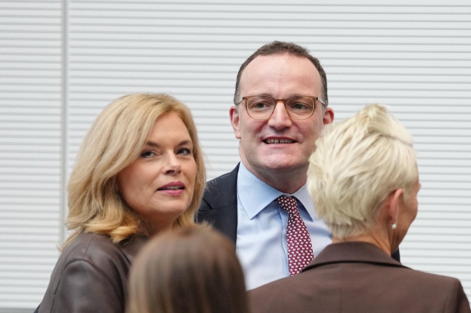 Jens Spahn war bei seiner Rückkehr in die Bundestagsfraktion ein beliebter Gesprächspartner.