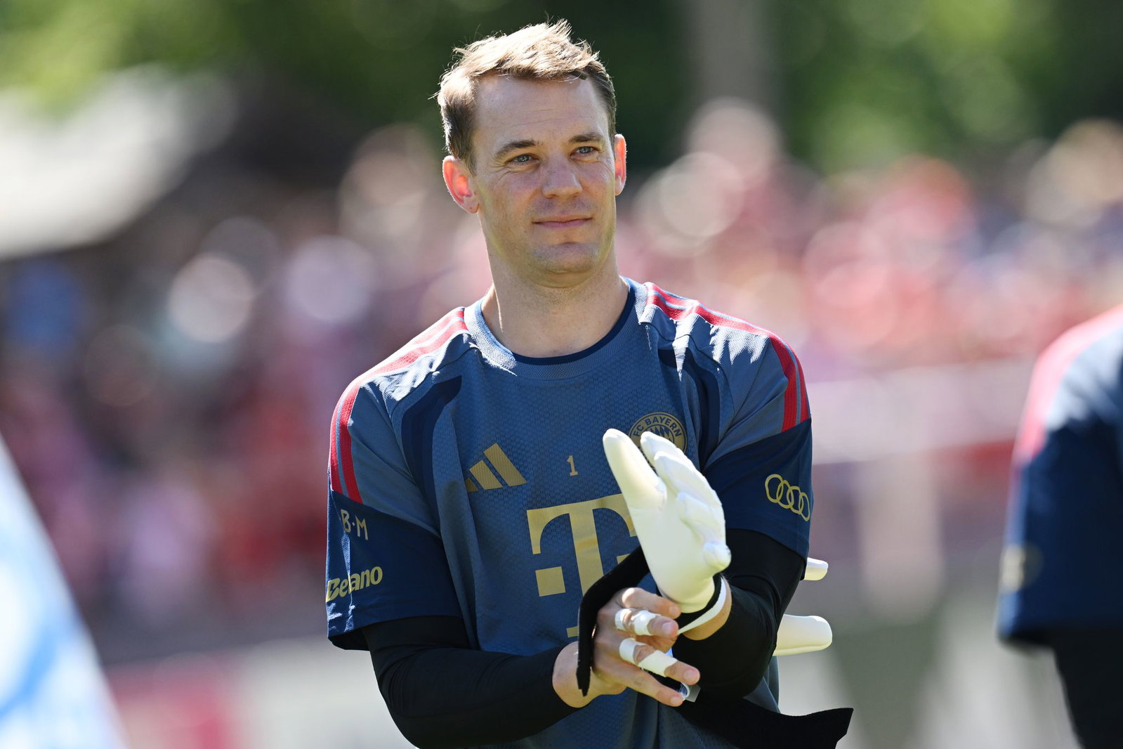 Abschiedstour durch die Bundesliga-Stadien: Manuel Neuer hat sein Karriere-Ende im Sommer 2027 angekündigt.  