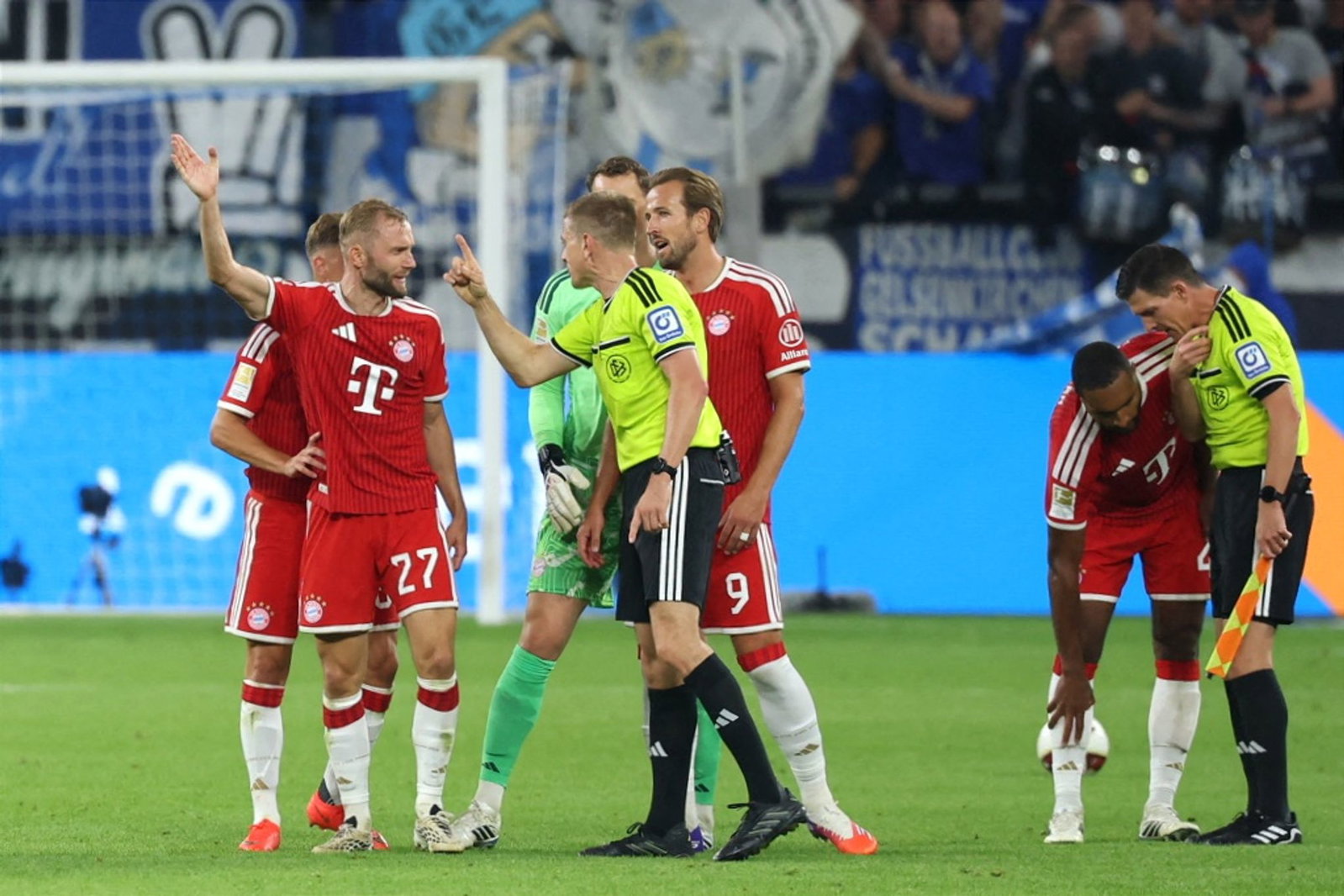 Die Bayern-Spieler beschweren sich bei Schiedsrichter Robert Schröder.