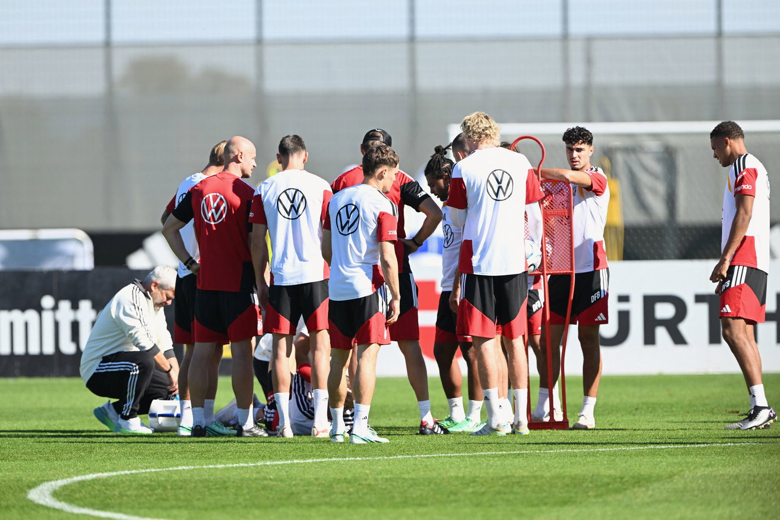 Schreckmoment: Nico Schlotterbeck muss beim DFB-Training behandelt werden. 