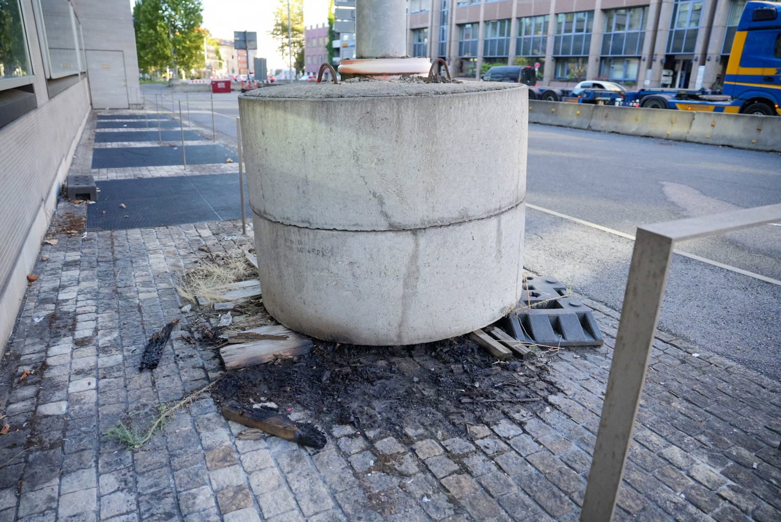 Polizei und Feuerwehr wurden wegen eines brennenden Holzbretts zum Innenministerium gerufen.