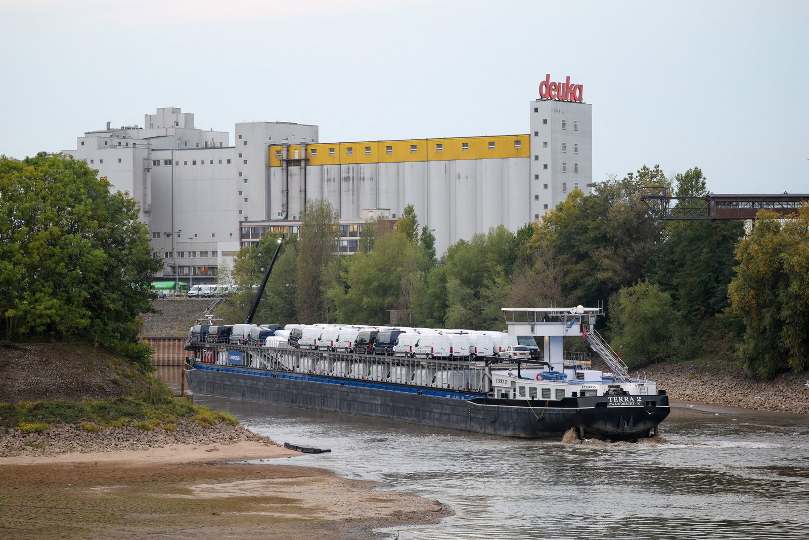 Viel Schiff, wenig Wasser: Dieses Frachtschiff hatte sich auf einer Sandbank im Düsseldorfer Hafen festgefahren. 