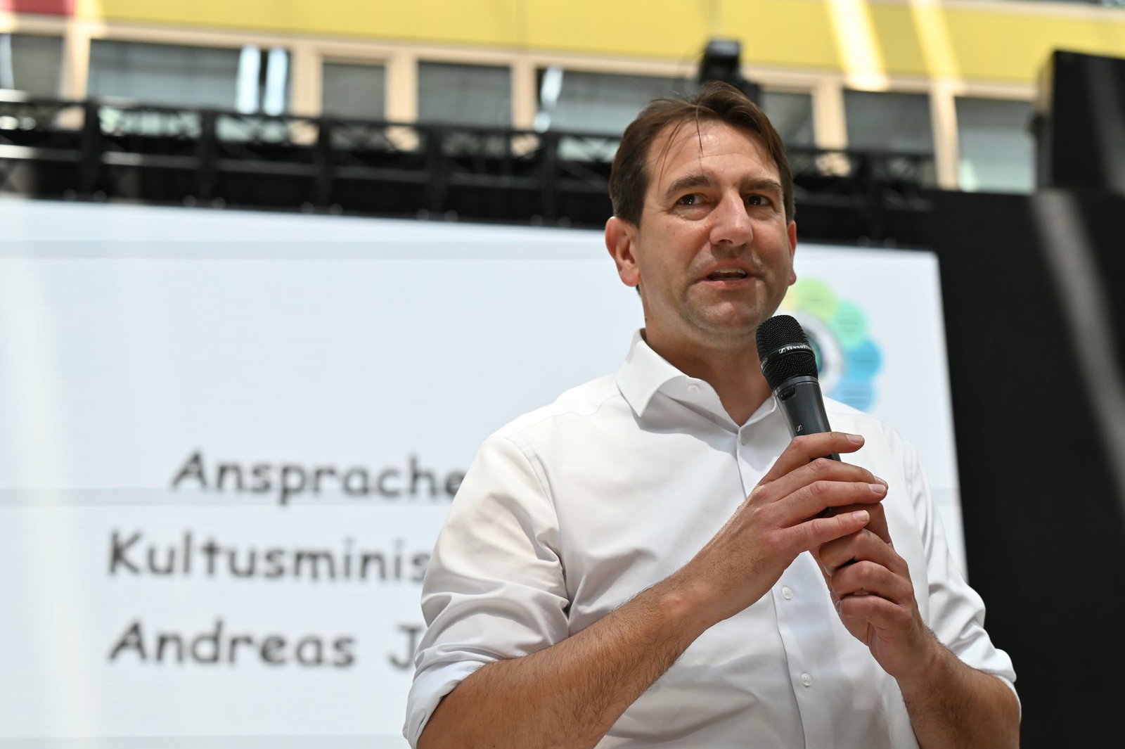 Baden-Württembergs Kultusminister Andreas Jung (CDU) will, dass Schülerinnen und Schüler beim Start in der Grundschule ausreichend Deutsch sprechen. (Archivbild)