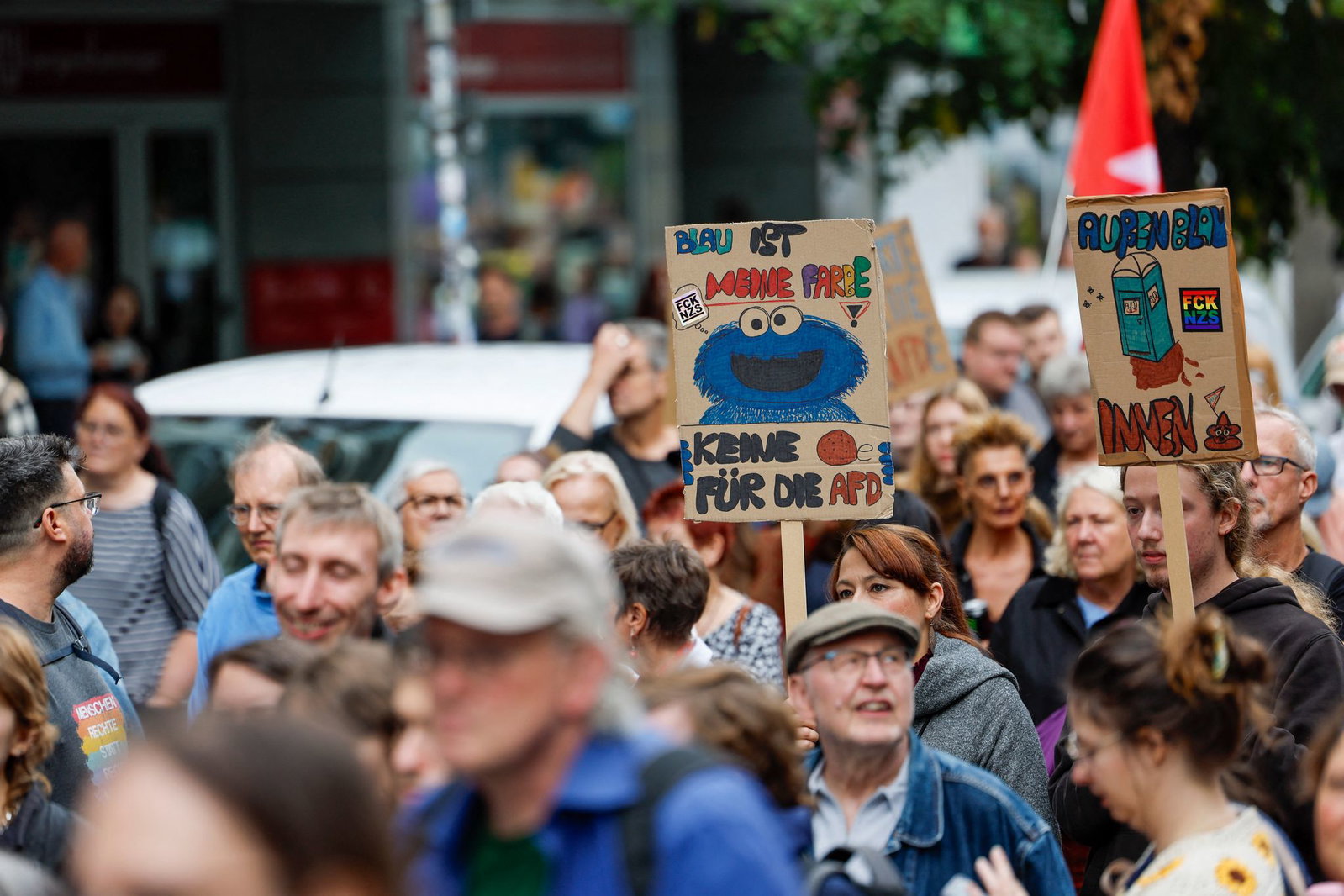 Auch das blaue Krümelmonster aus der «Sesamstraße» ist im Protestzug zu sehen.