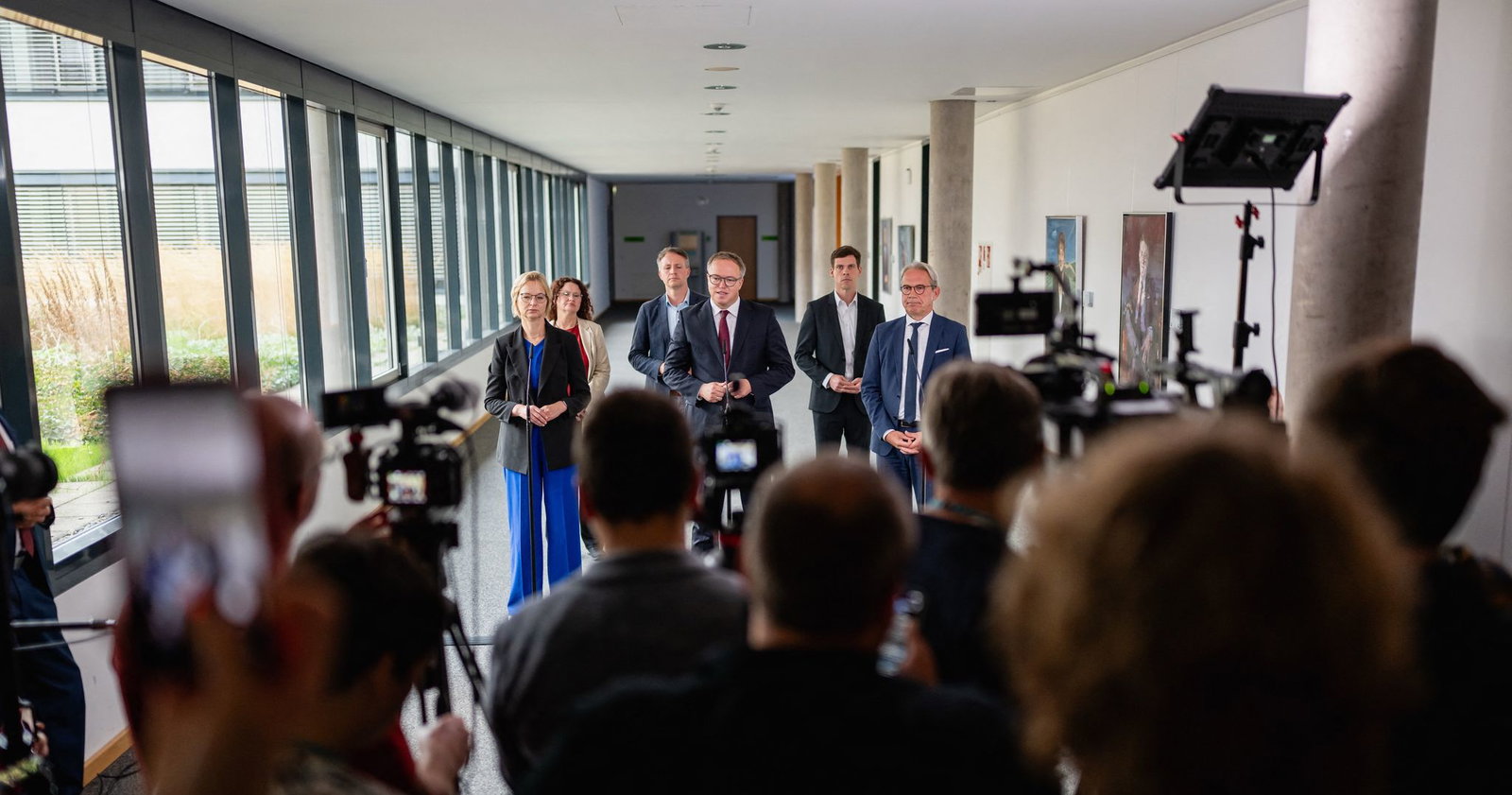 Die Thüringer Landesregierung um Ministerpräsident Mario Voigt (CDU) will weitermachen - wie genau, das ist offen.
