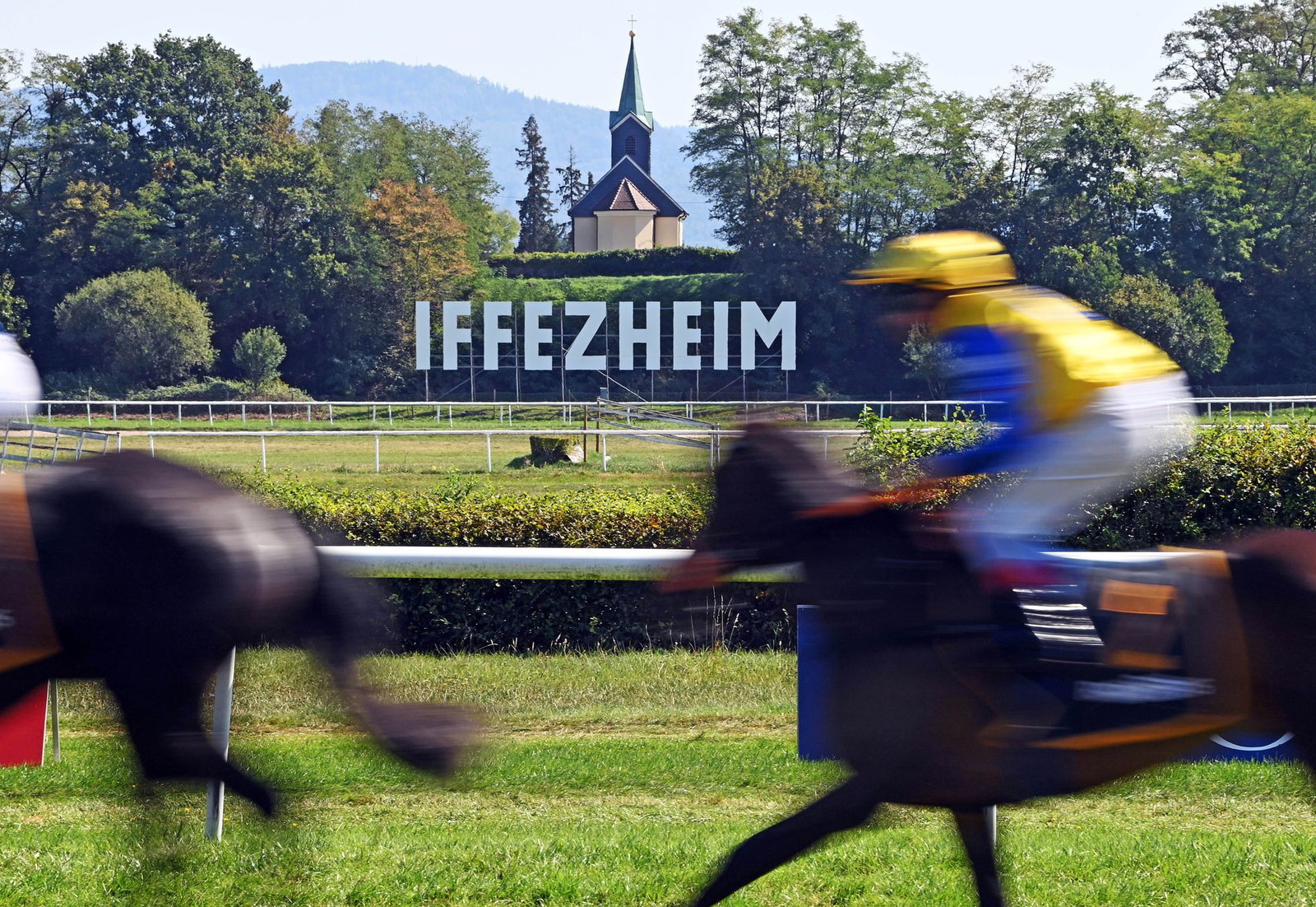 In Iffezheim läuft derzeit die Grosse Woche. (Archivbild)