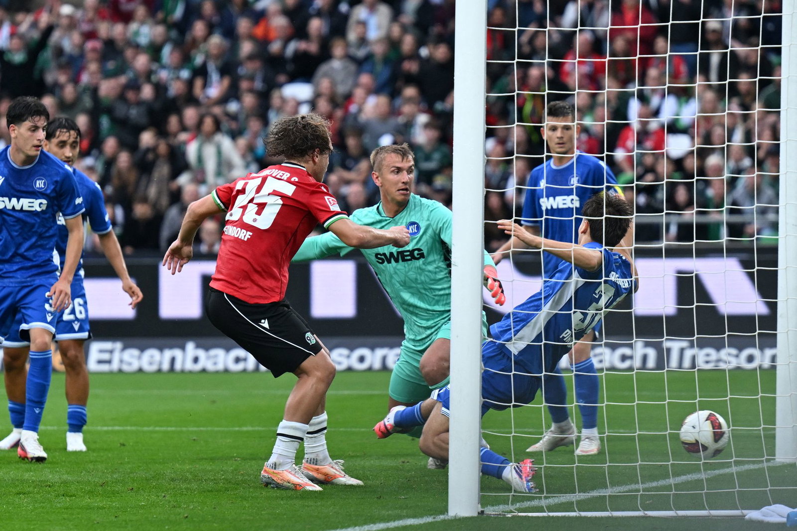  Lars Gindorf (Mitte l) trifft gegen den Karlsruher SC zum 1:0 für Hannover 96.